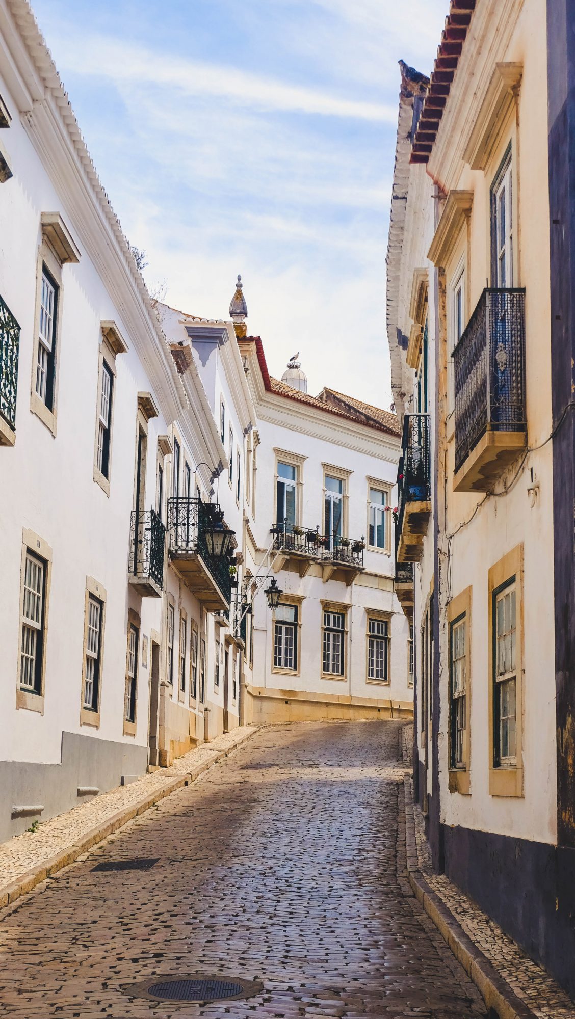 Une rue parallele - Faro, Portugal