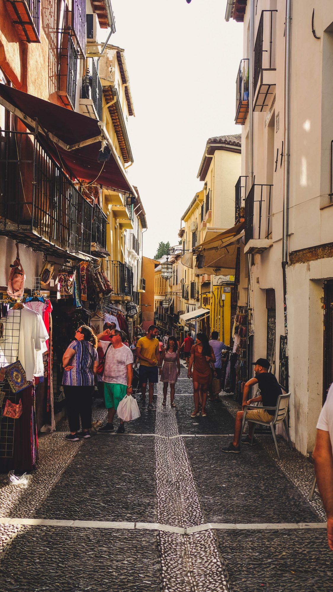 Grenade - Rue commerçante dans l'Albacin