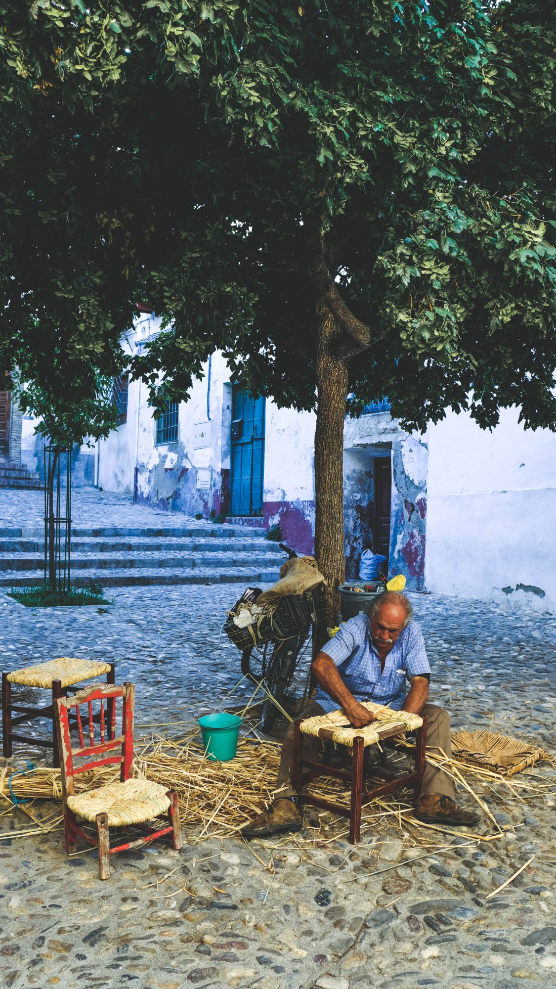 Réparateur de sièges dans l'Albacin à Grenade