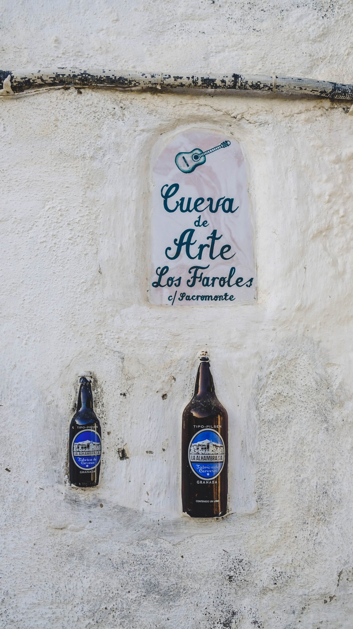 Bouteille dans les murs du quartier de Sacromonte à Grenade