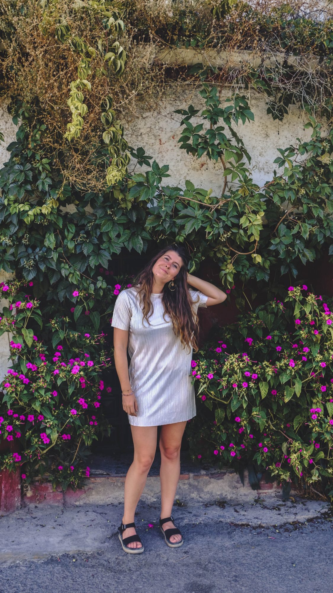 Mimi dans les bougainvilliers à Grenade