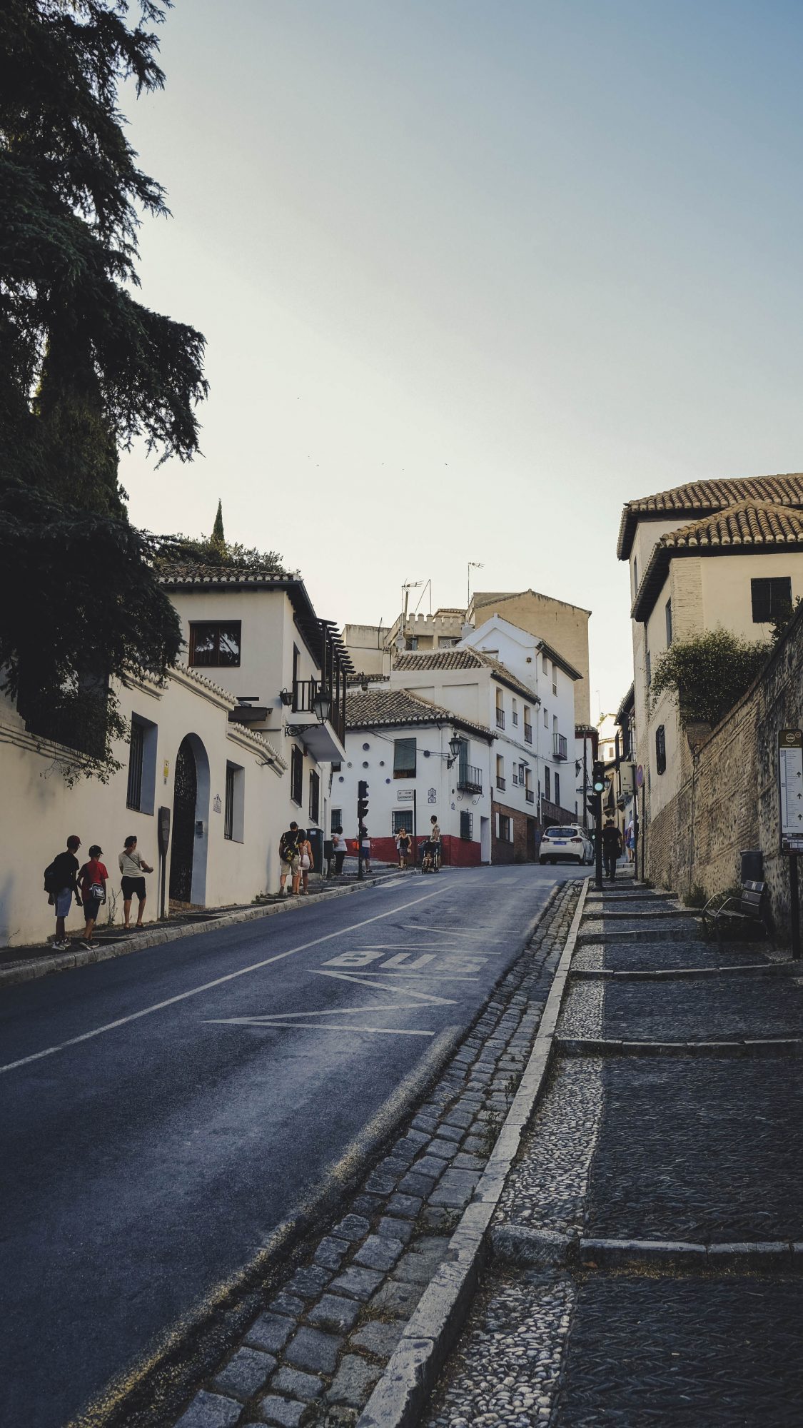 En grimpant une colline à Grenade