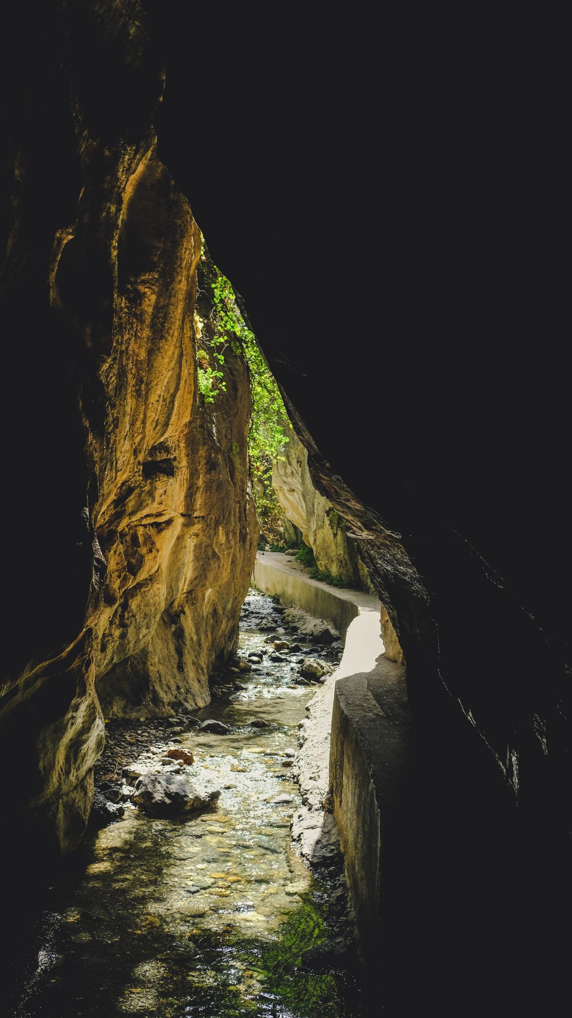 Entrée d'une grotte de la randonnée de los cahorros de monachil
