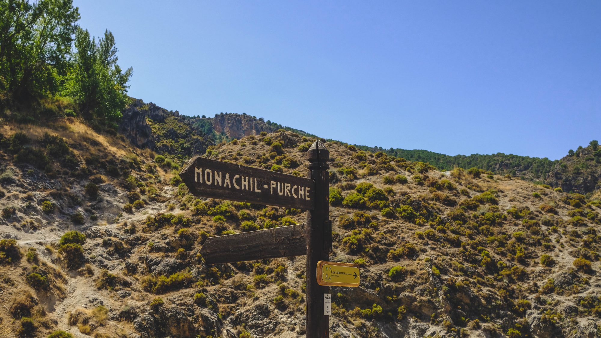 Panneau du circuit de la randonnée de los cahorros de monachil dans la sierra nevada Andalousia