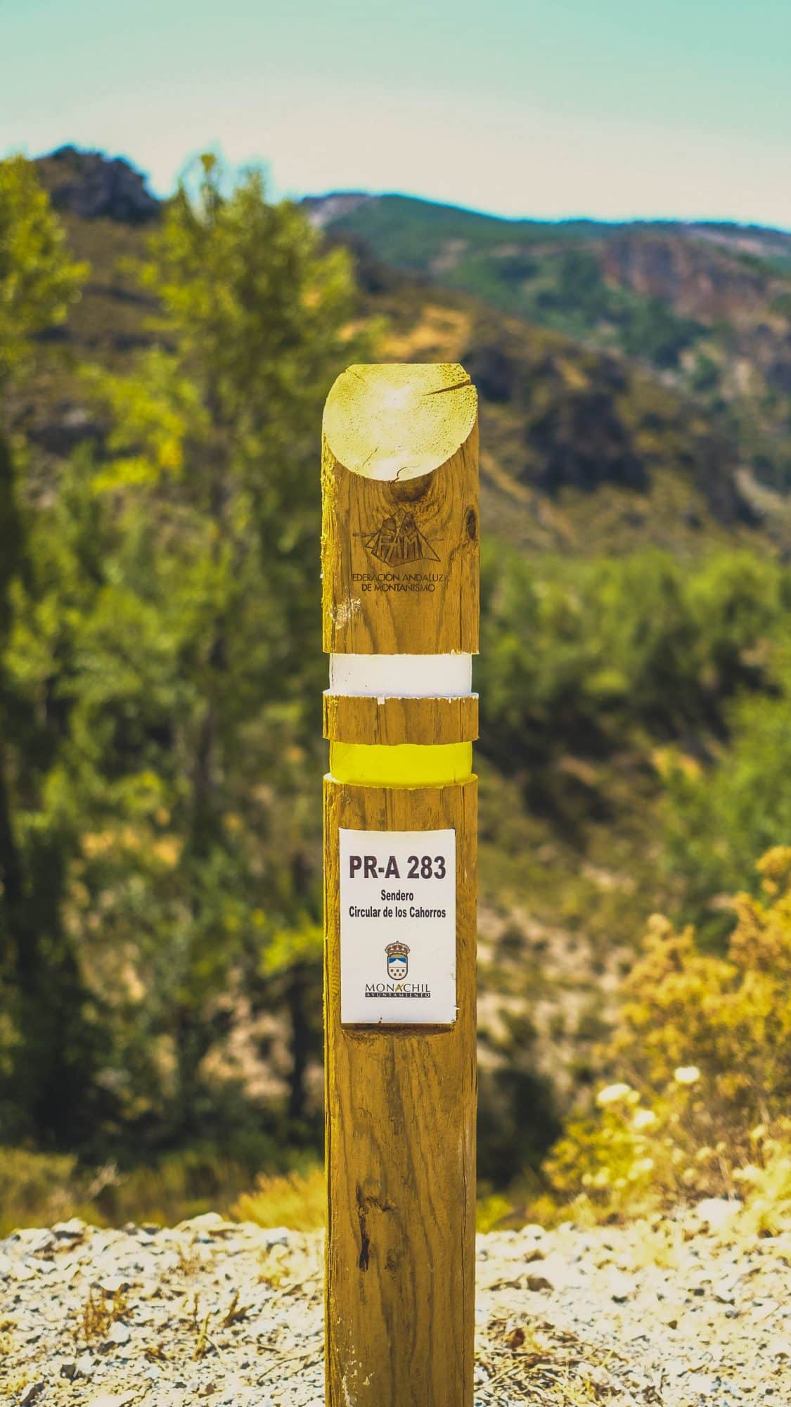 Balise du circuit de la randonnée de los cahorros de monachil dans la sierra nevada Andalousia