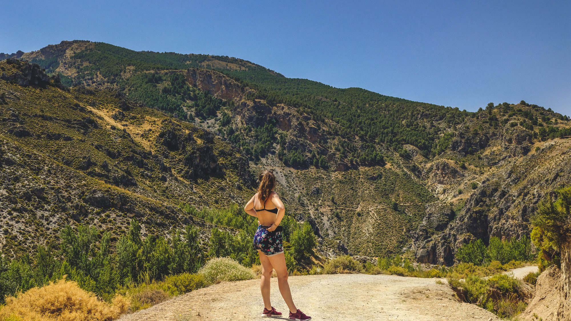 Sommet du circuit de la randonnée de los cahorros de monachil dans la sierra nevada Andalousia