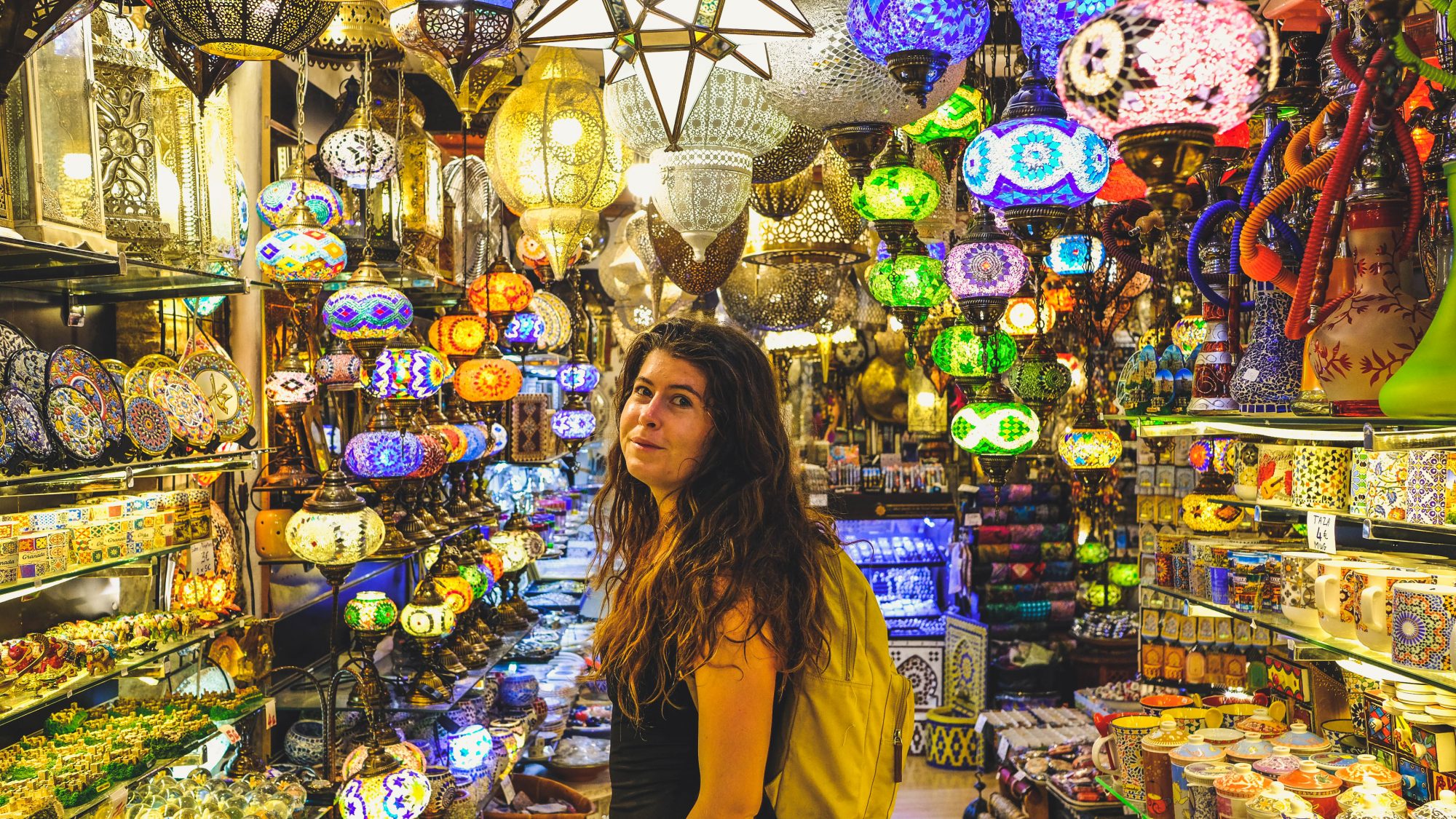 Mimi dans une boutique de lanterne à Grenade