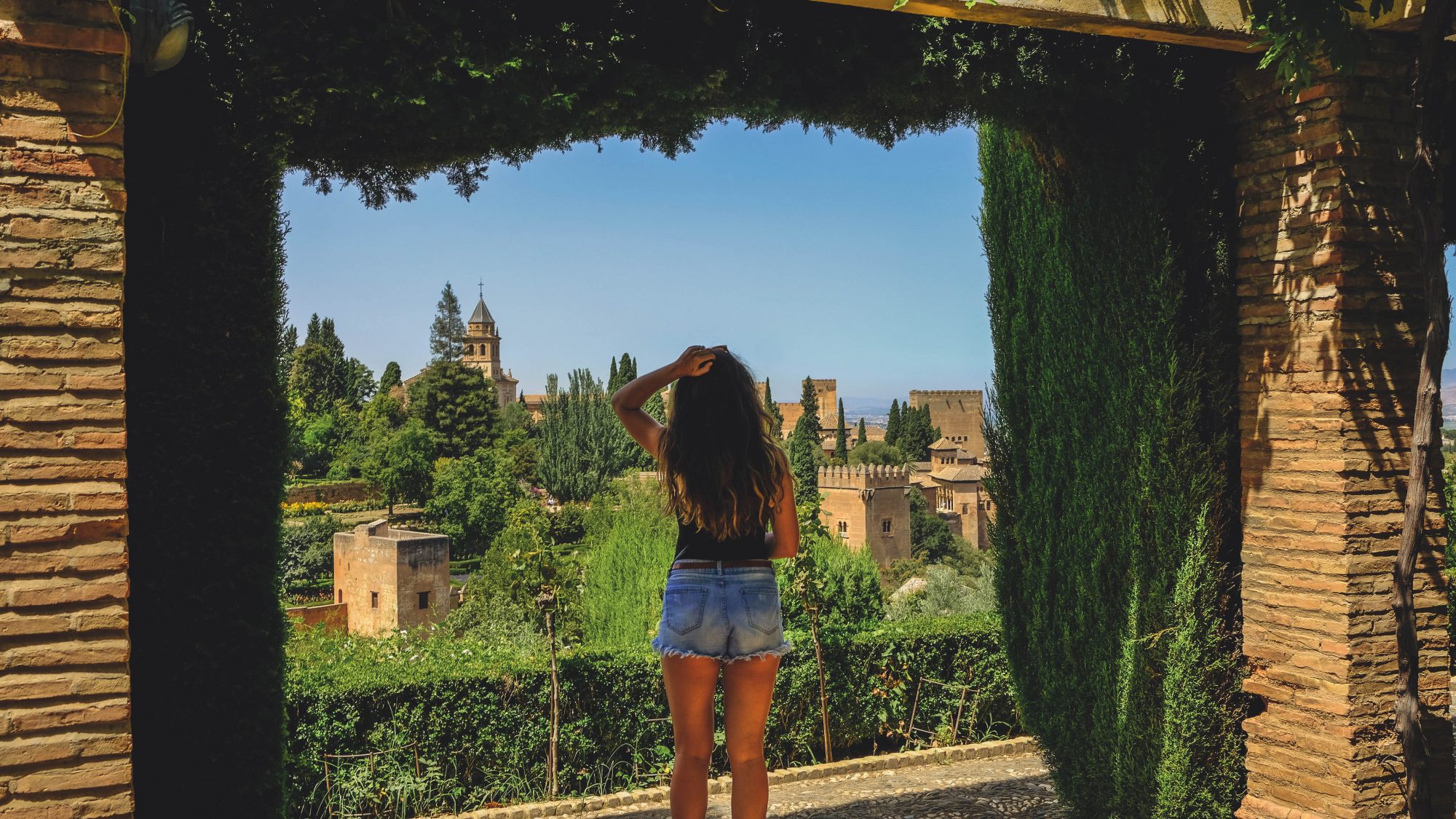 Mimi qui regarde les palais Nasrides au loin