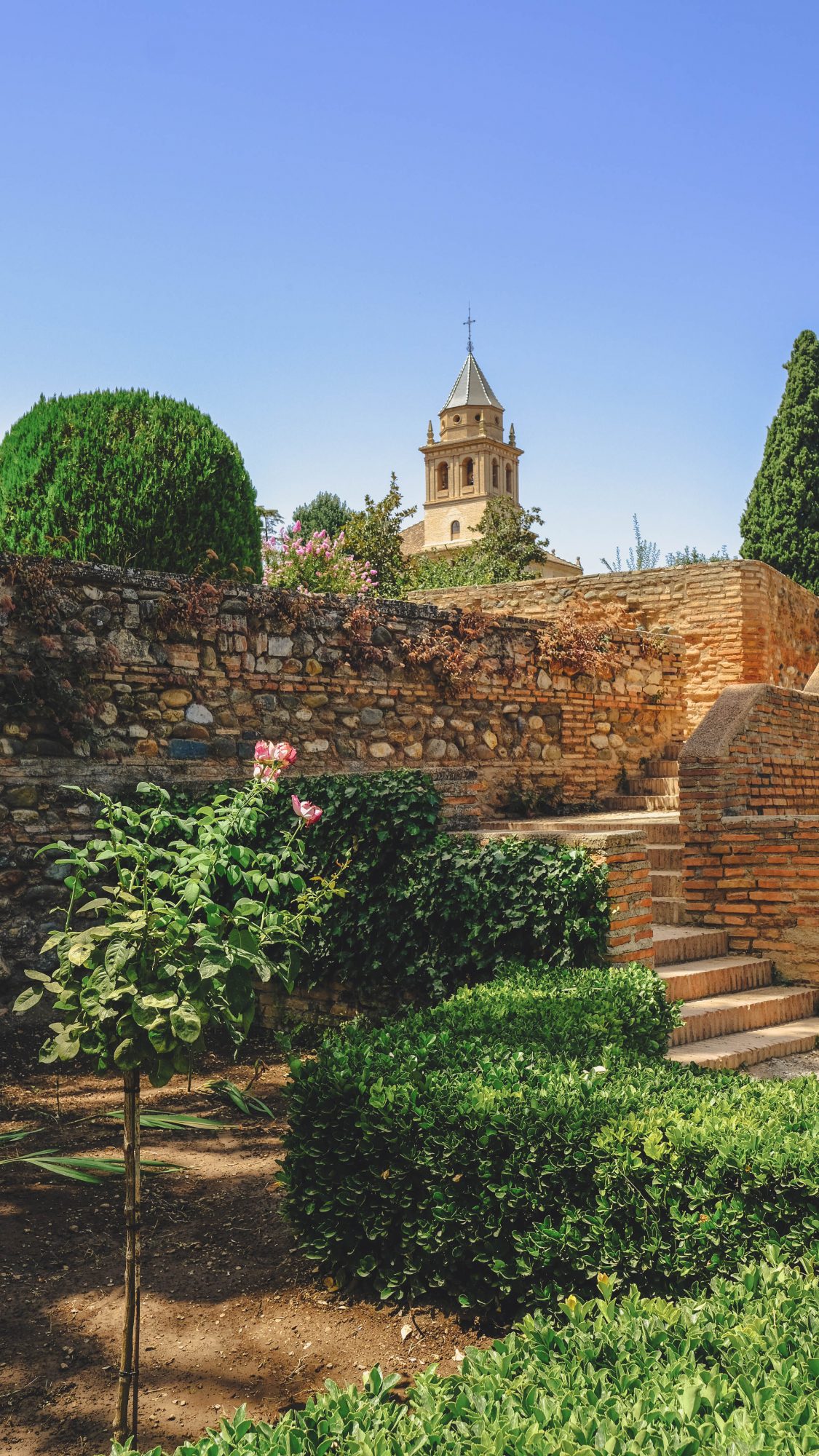 Vue sur les jardins de l'Alhambra à Grenade