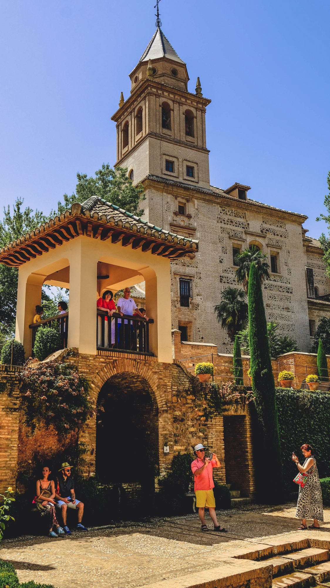 Touristes dans les jardins de l'Alhambra