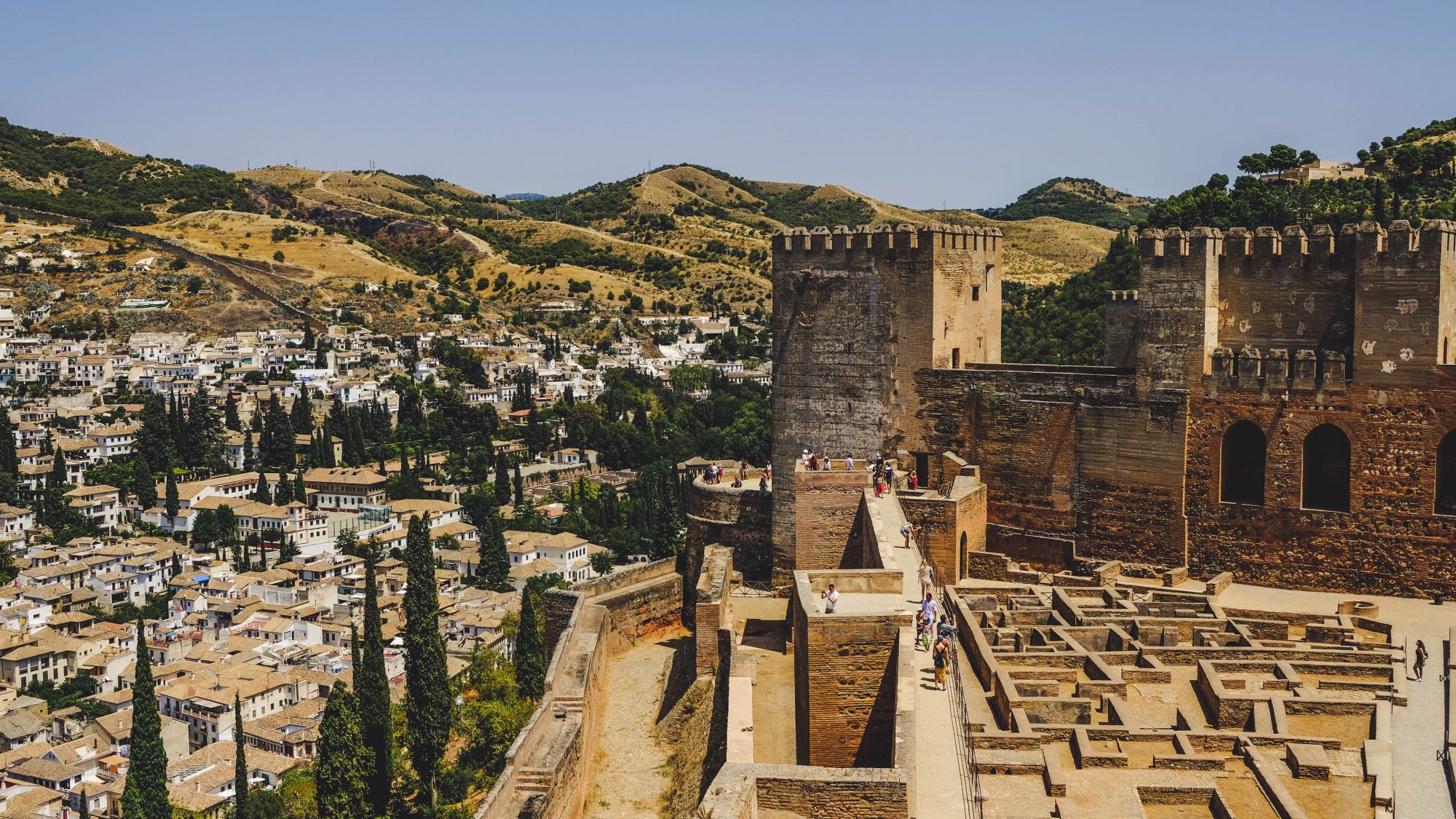 Vue sur l'Alcazaba et les anciens murs d'enceinte