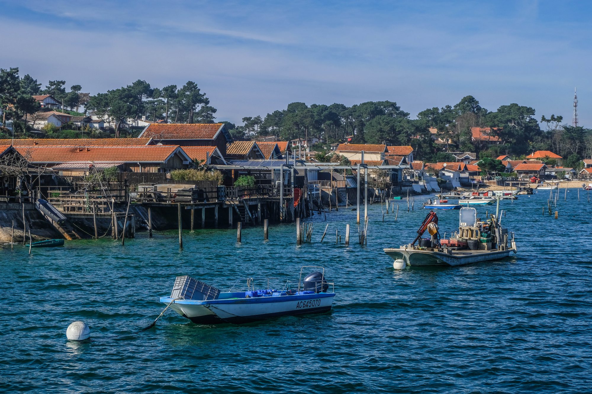 Vue sur les pillotis du village de l'Herbe