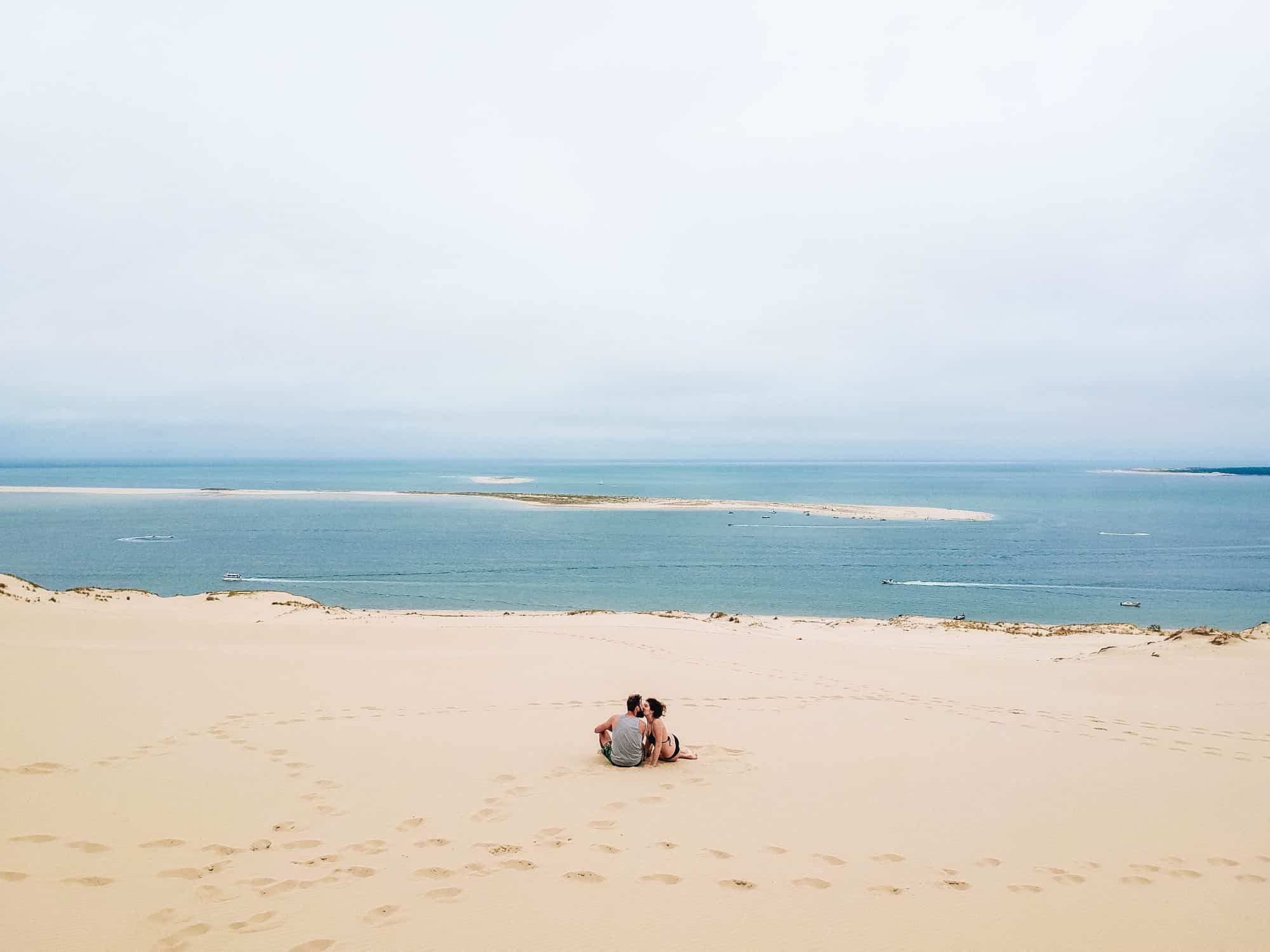 Vue en drone de deux paresseux curieux au bassin d'arcachon