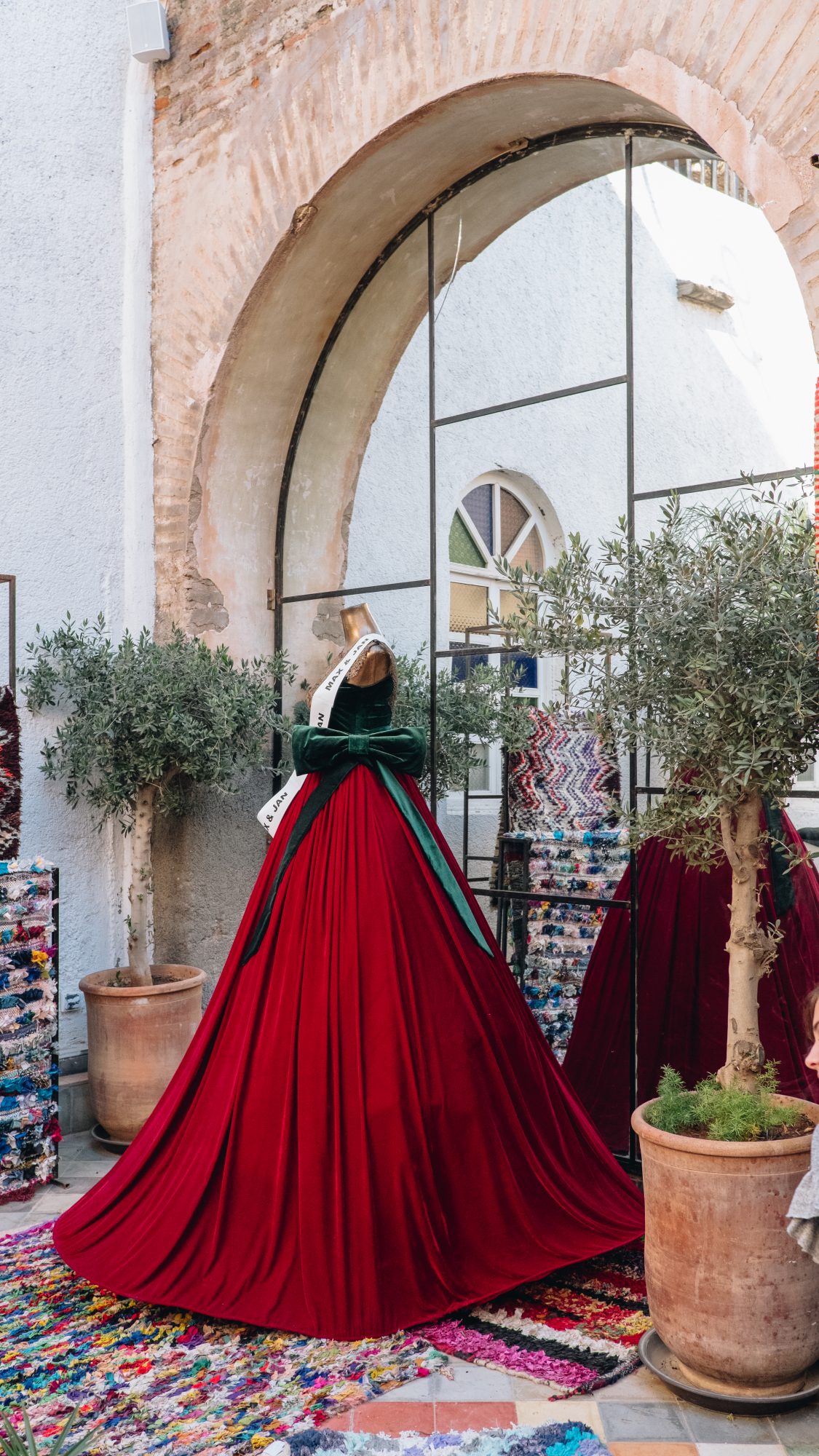 Belle robe dans une impasse - Que faire à Marrakech au Maroc ?