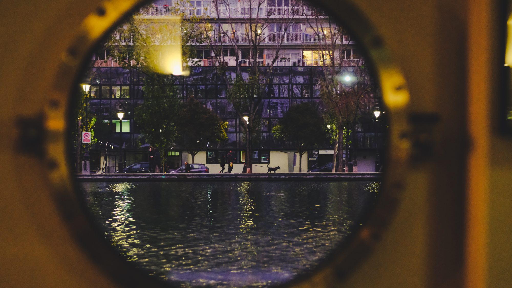 Promeneurs sur le Canal de L'Ourq
