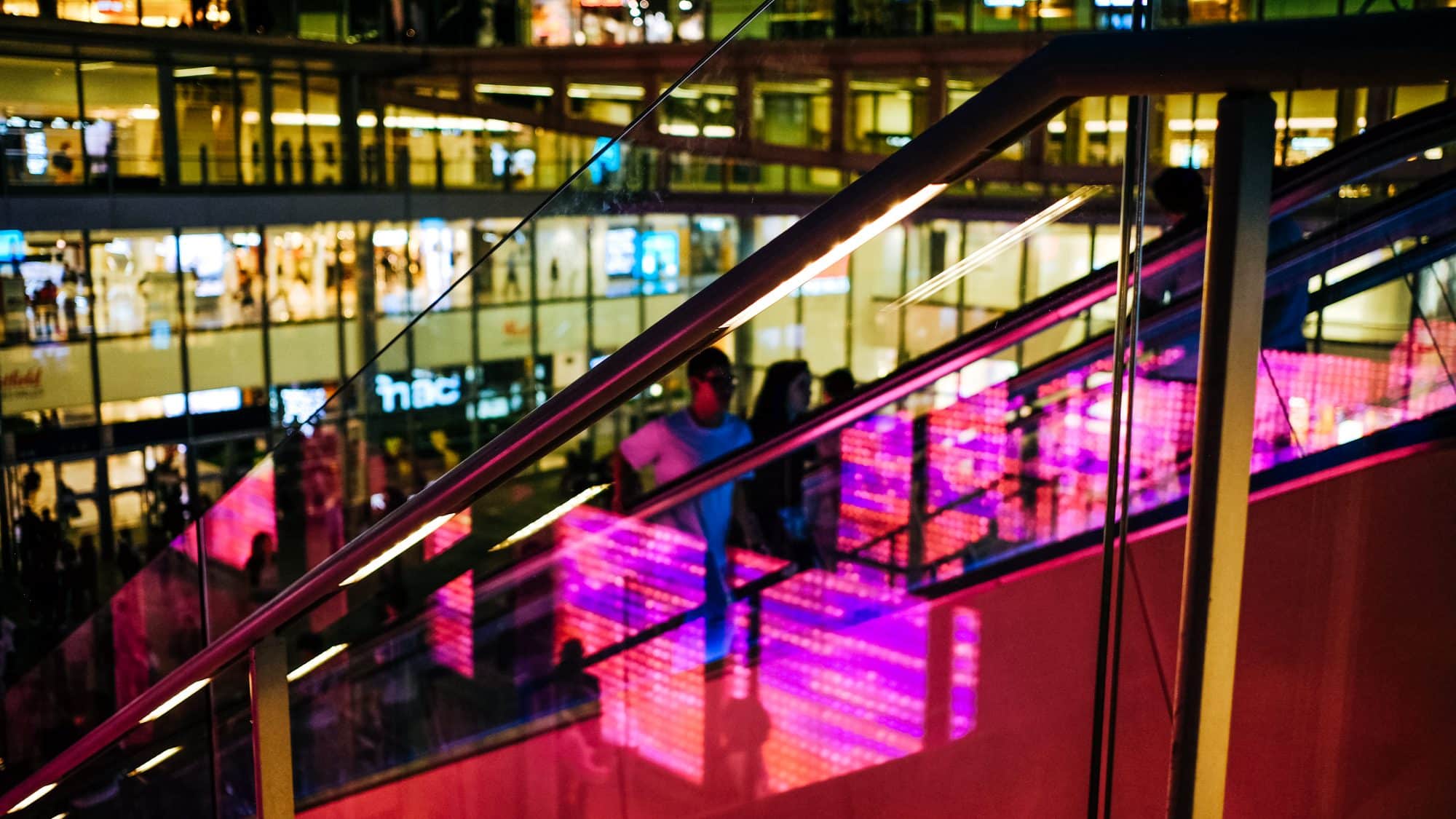 Escalator et néons - Chatelet les Halles