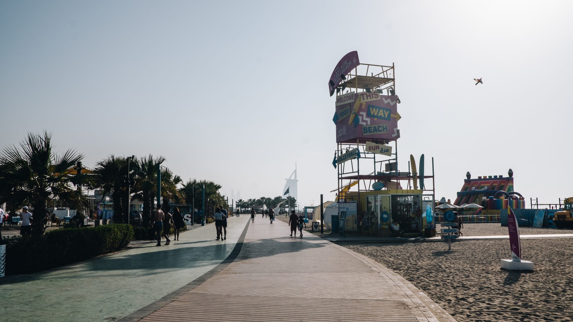 Balade avec le Burj-Al-Arab en fond - Dubaï