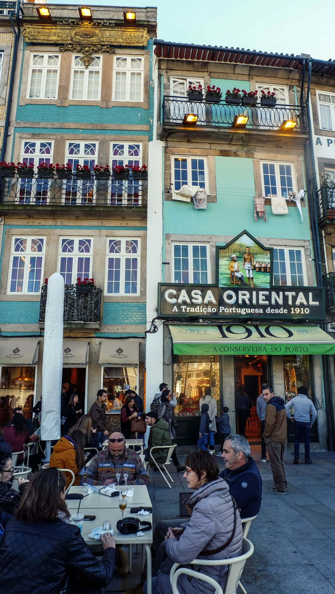 Maisons colorées et café à Porto