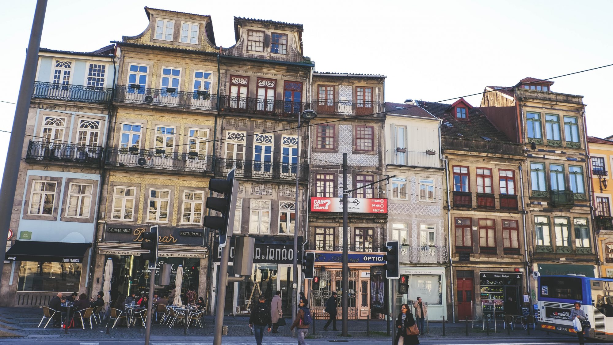 Azulejos divers sur les façades de Porto