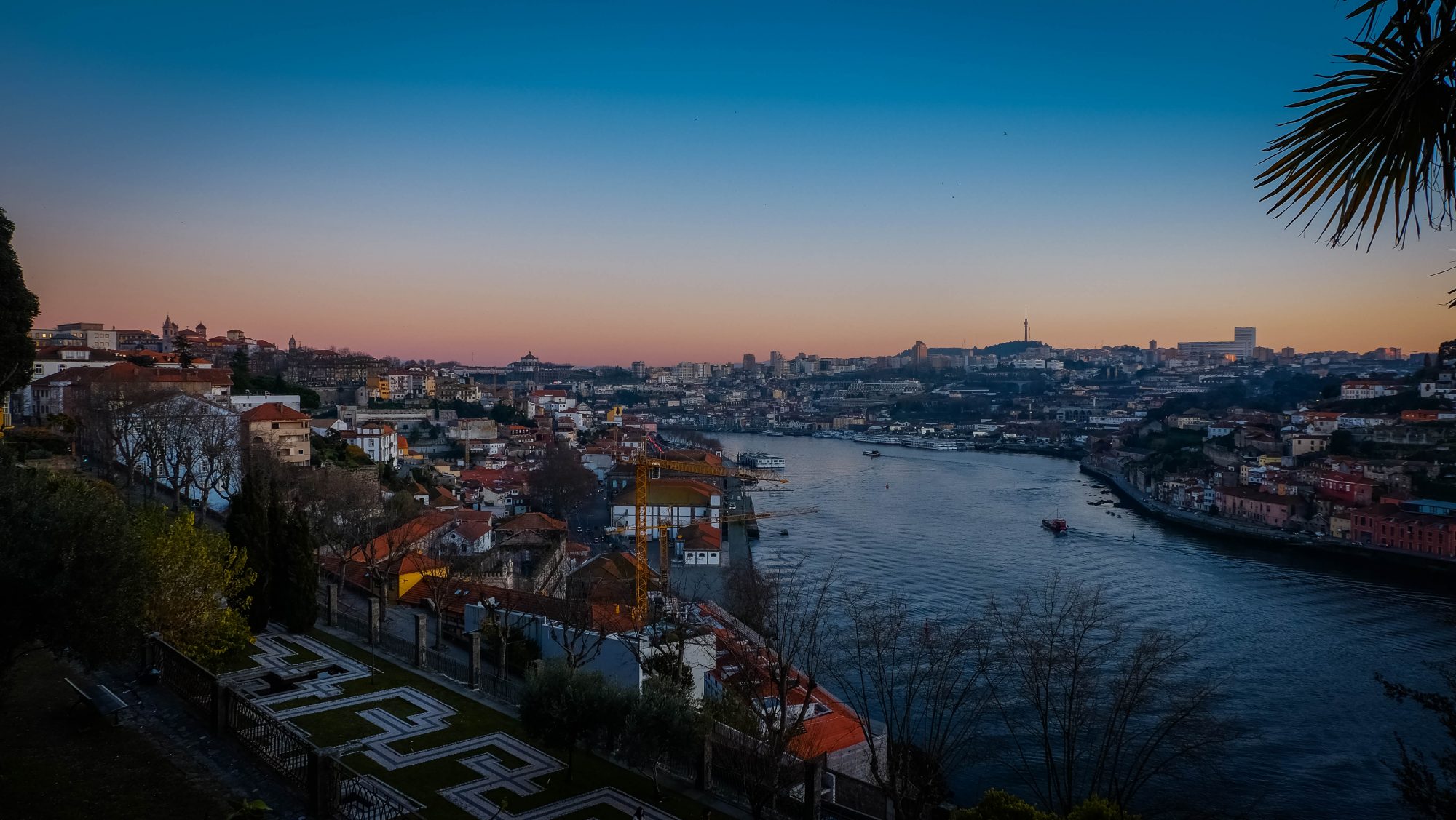 Le coucher de soleil depuis les jardins do Palácio de Cristal