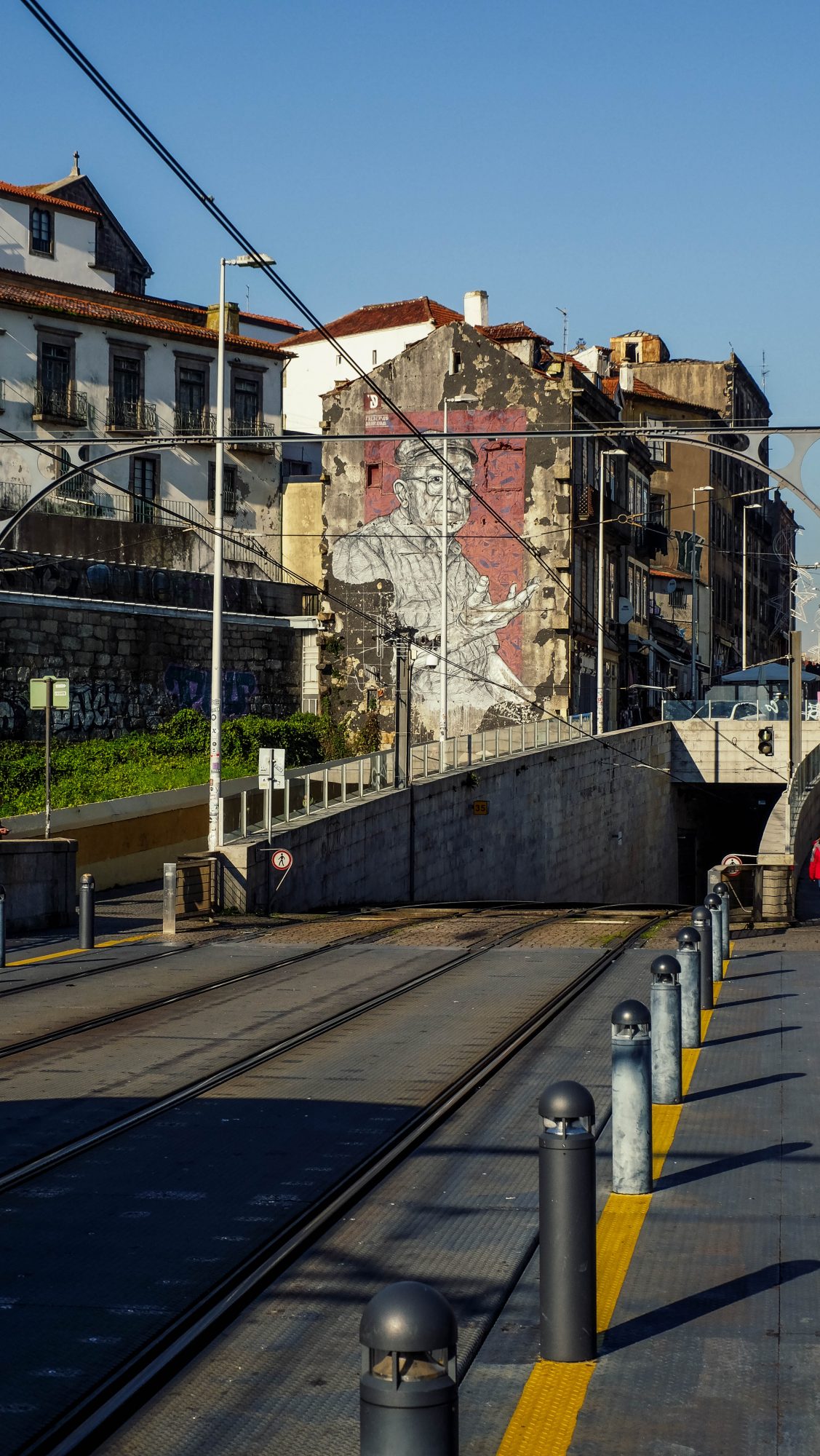 La bouche du tramway pour Visiter Porto : Street Art