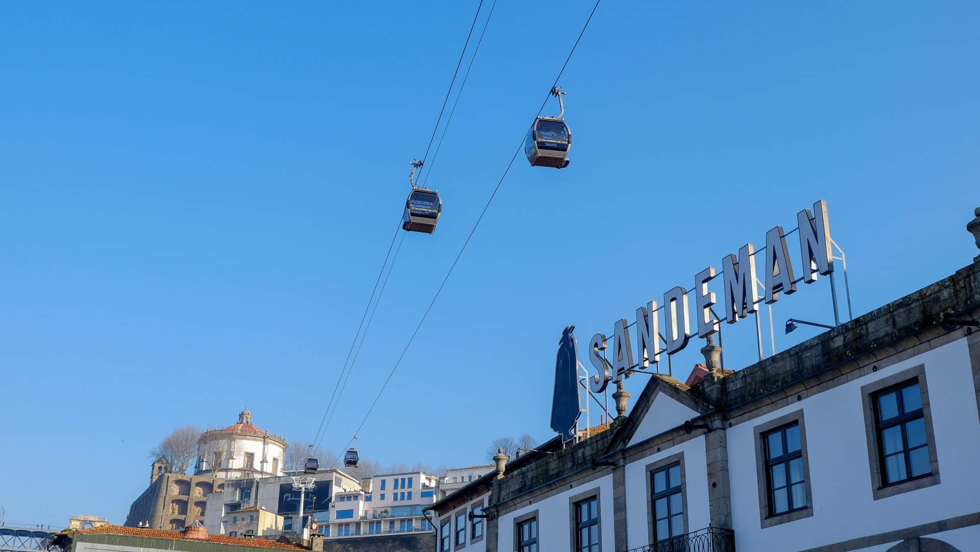 Le monastère en fond, les cabines et la cave de Porto