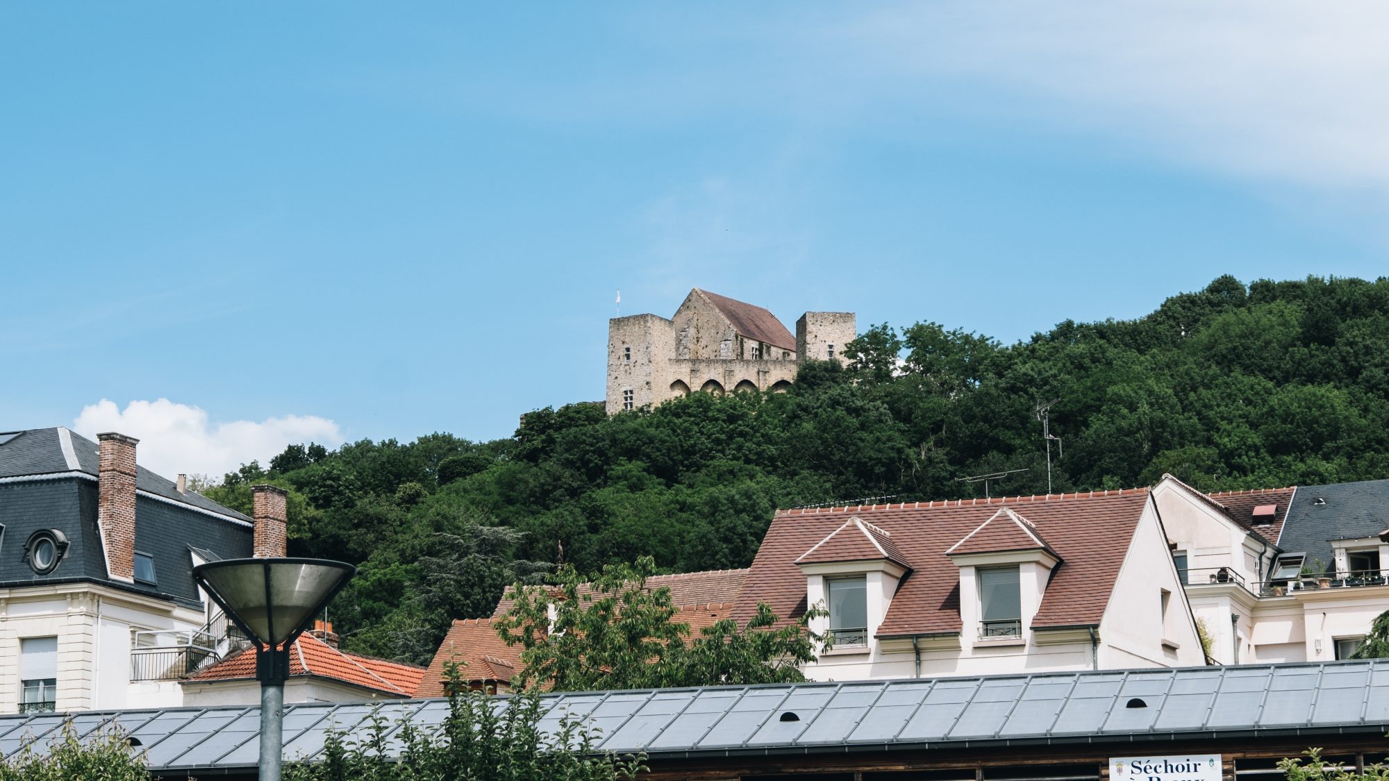 Sur la route du château de la Madeleine, perché en pleine nature