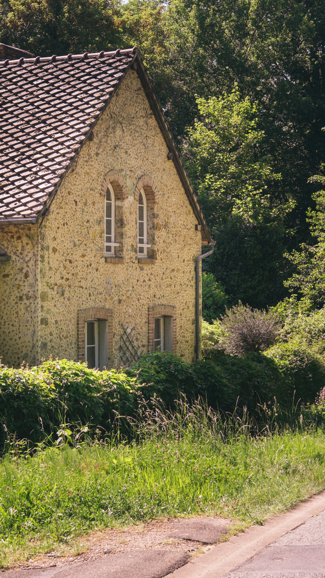 Maison en pierre en bord de route