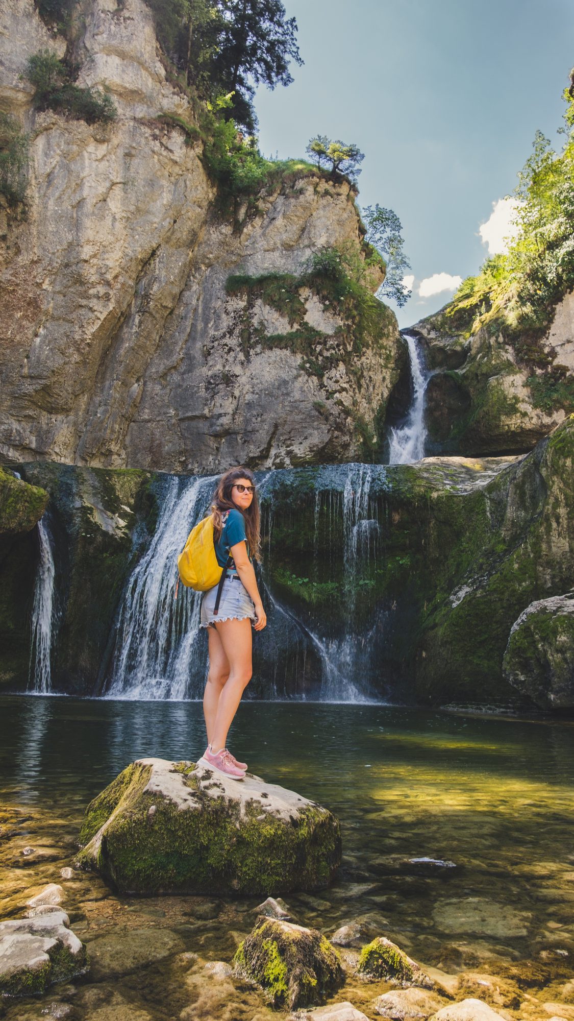 Mimi le paresseux curieux devant les cascades