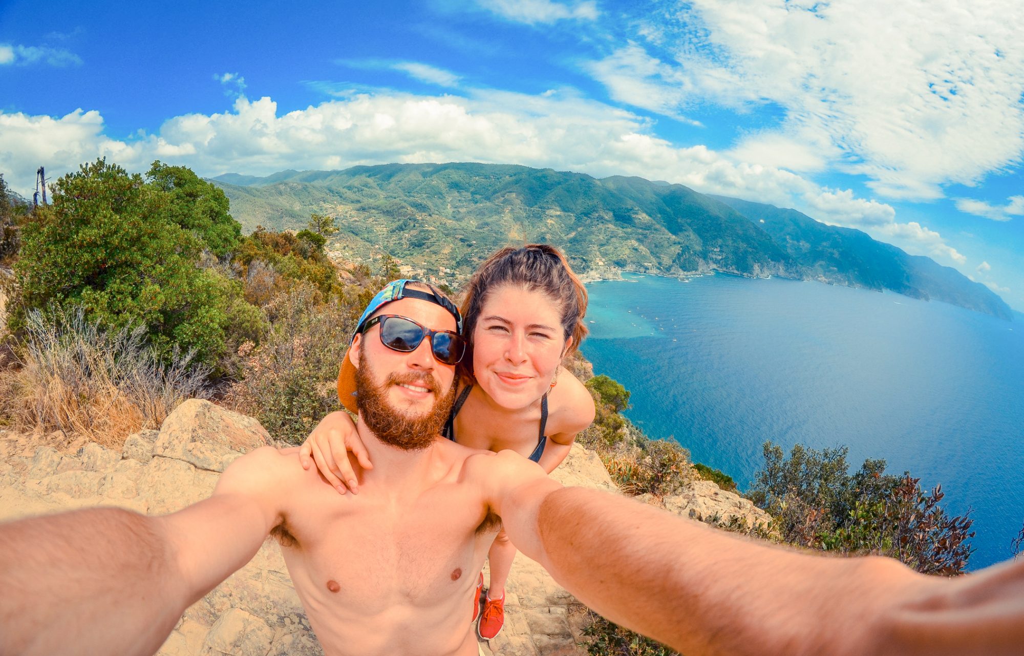 Les paresseux curieux au plus haut de leur week end dans les Cinque Terre