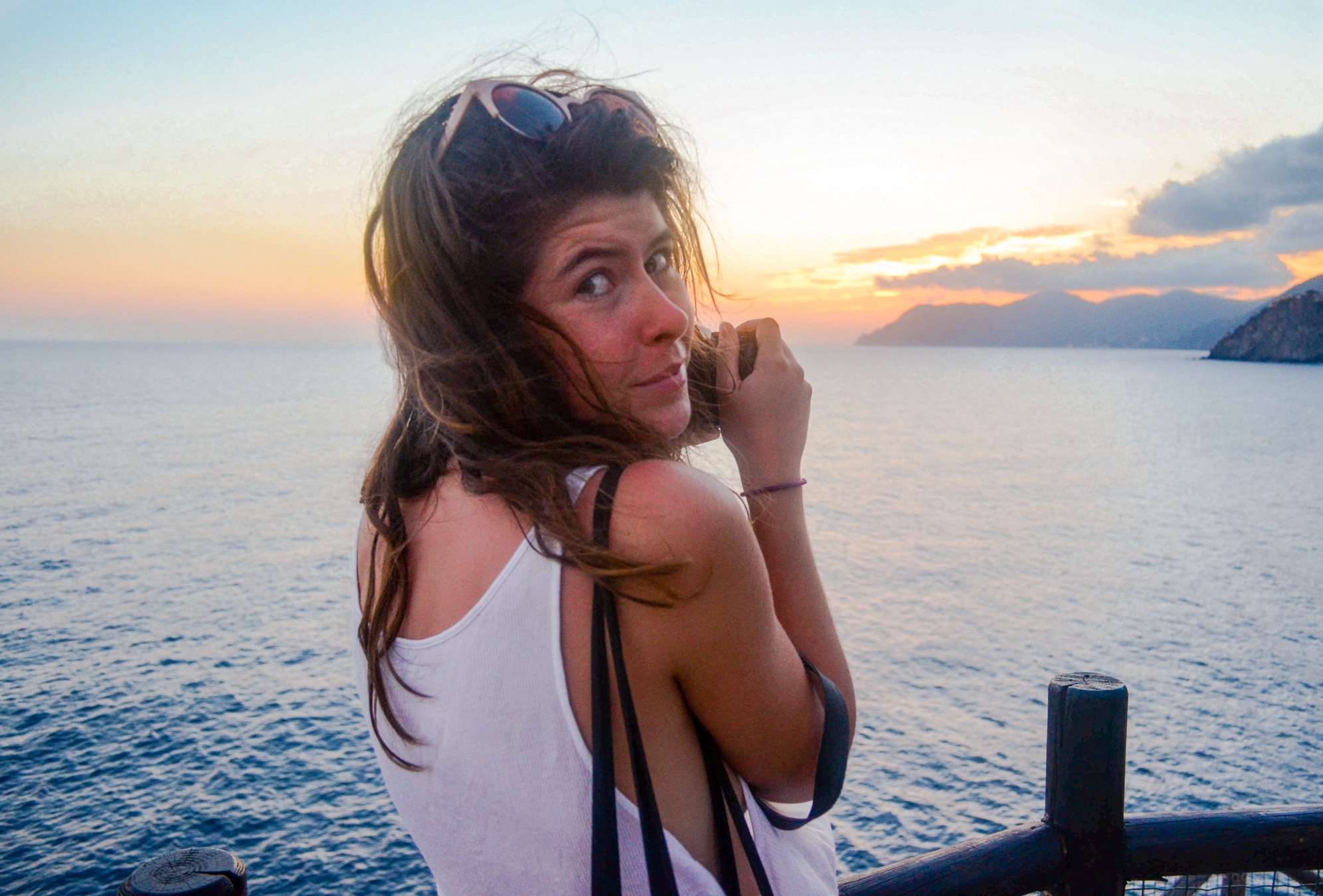 Un paresseux curieux content