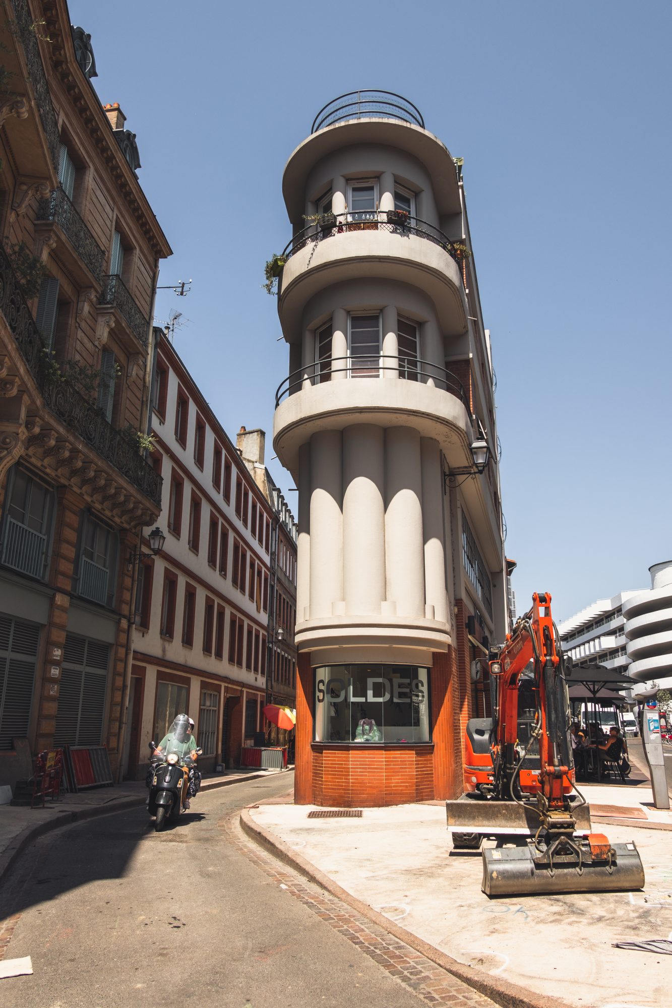 Autre drôle de bâtiment art déco près du marché Victor Hugo