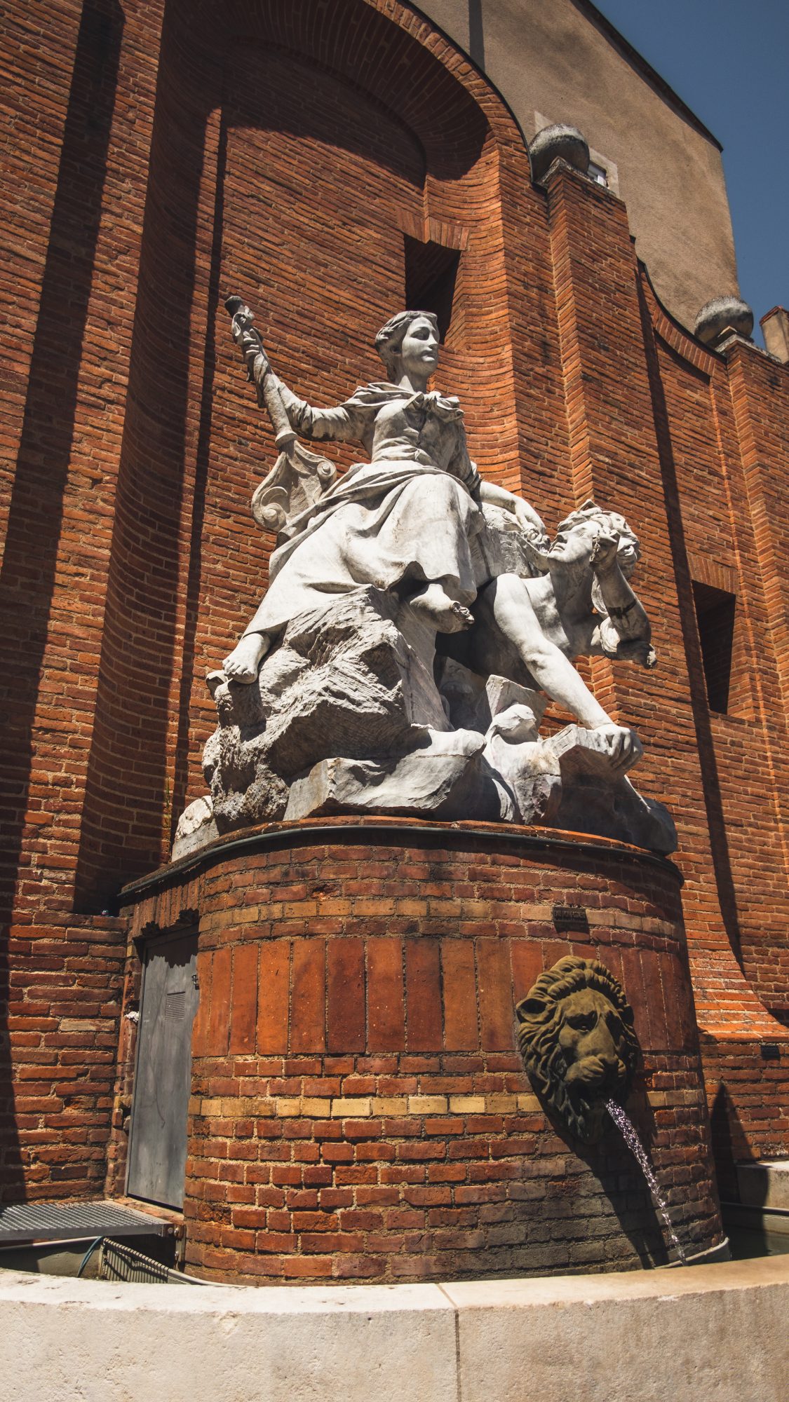 Le blanc sur la brique romaine