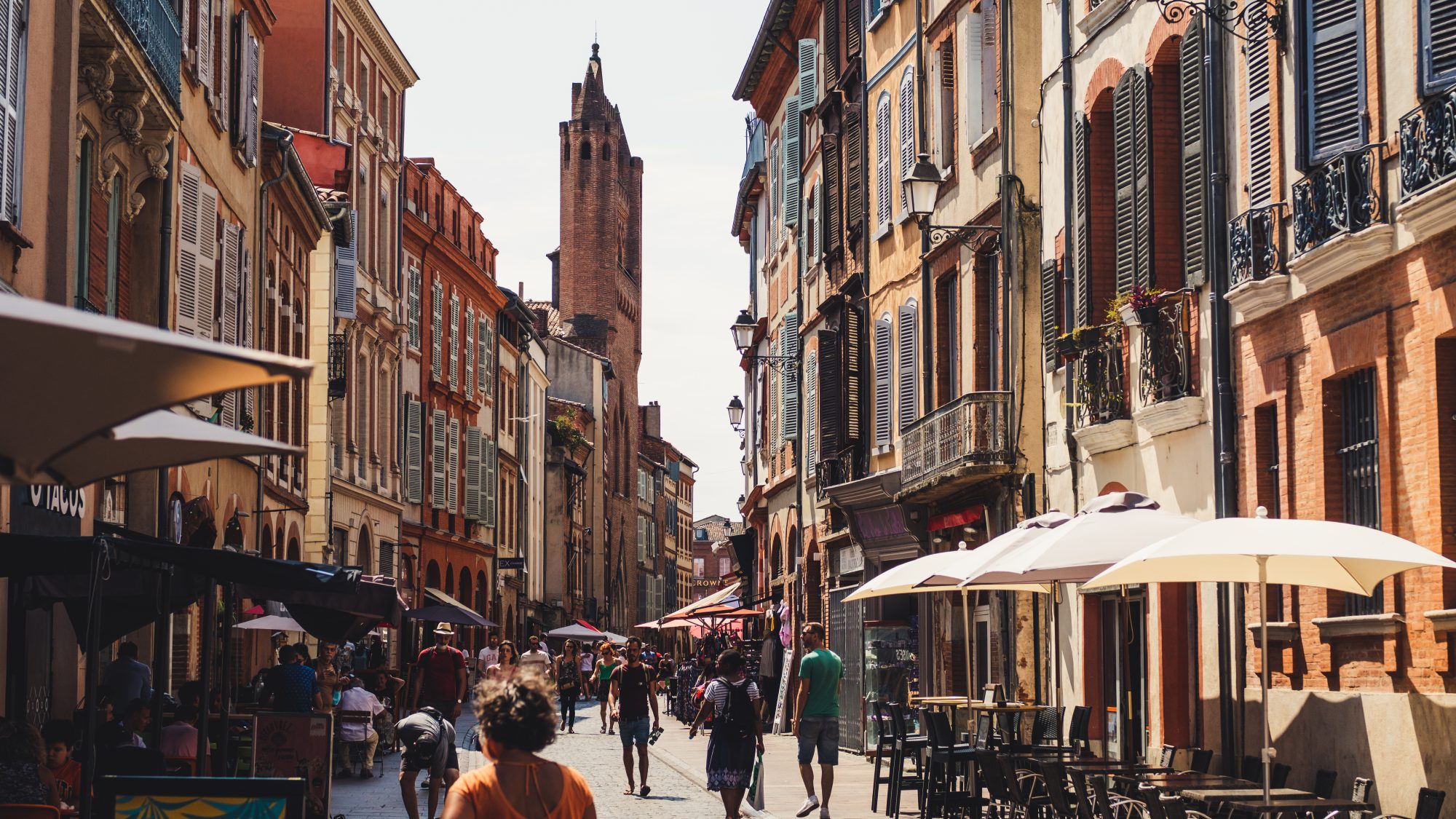 Capitoules à Toulouse dans une rue commerçante