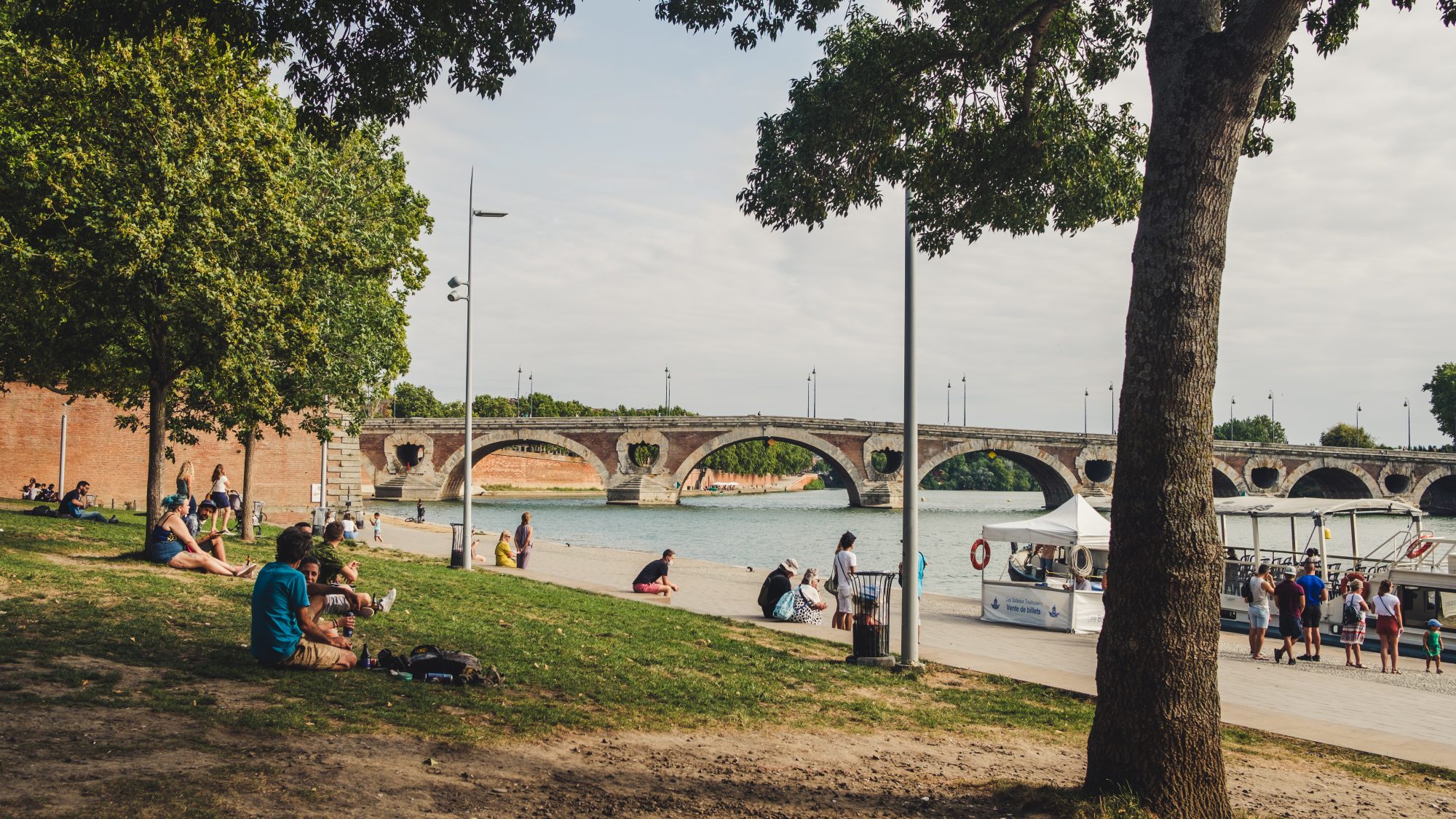 Vue sur le Pont Neuf depuis les berges de Garonne