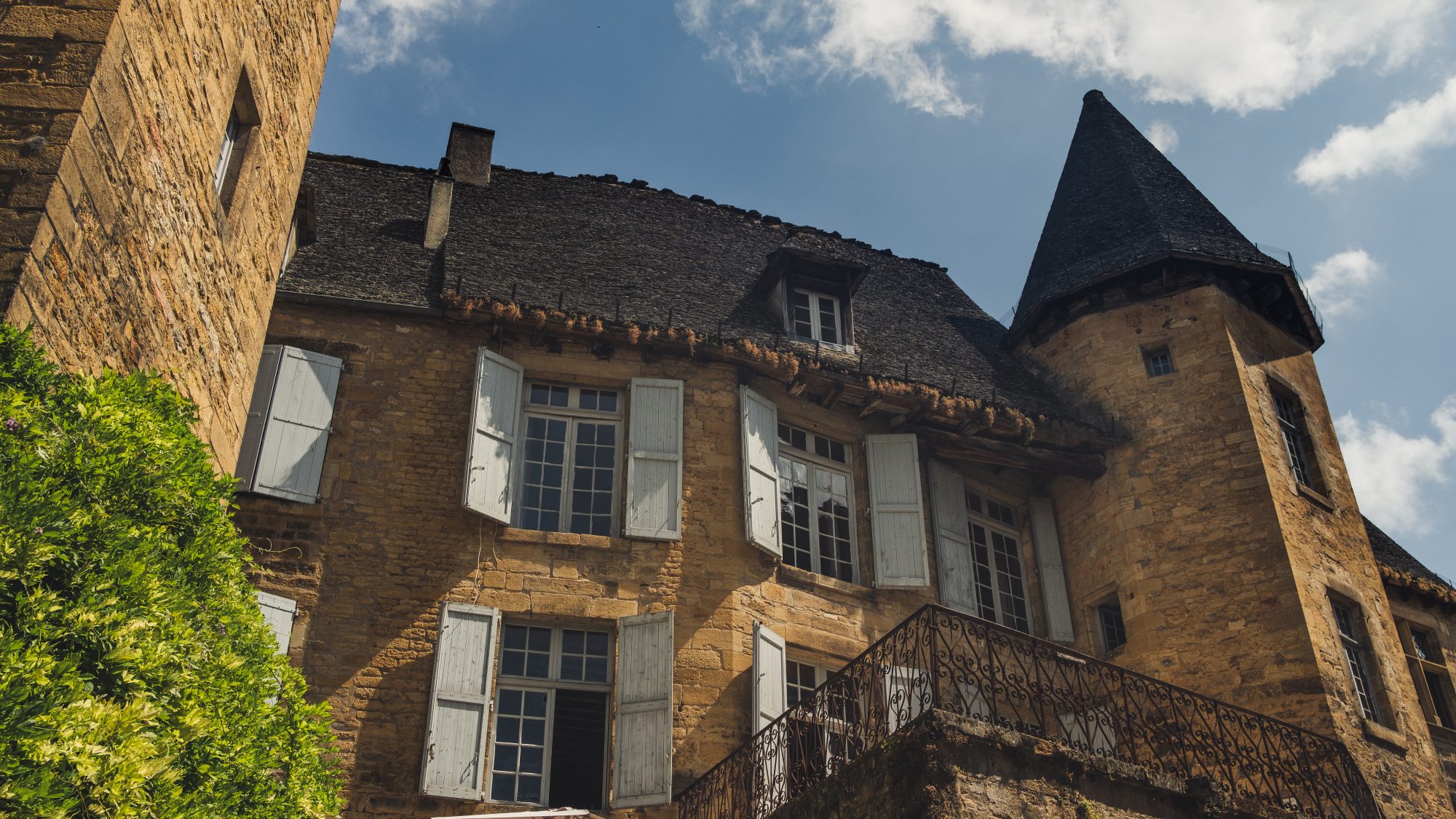 DSCF3769 vieilles batisses et toits en lause