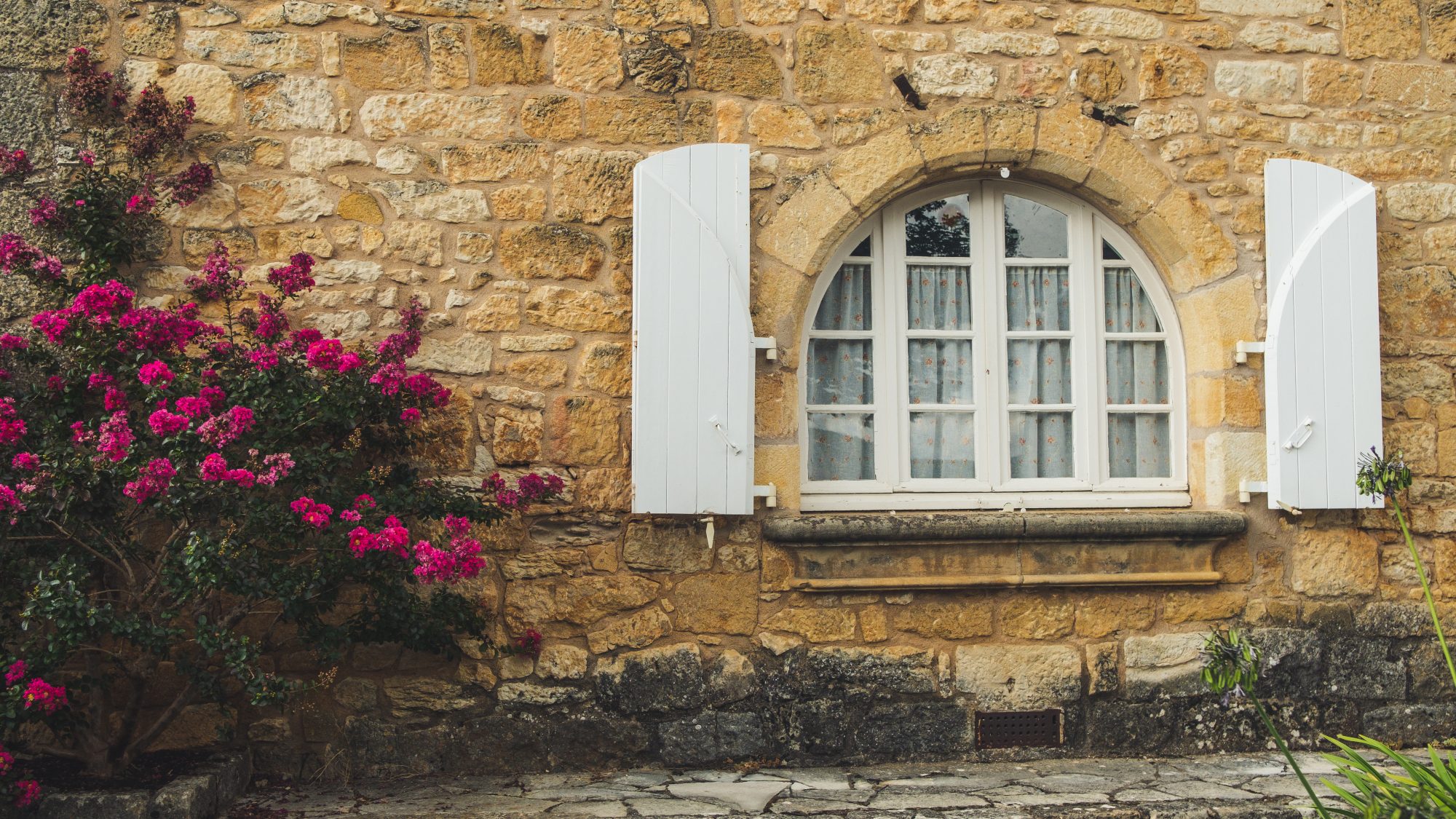 DSCF4127 Jolies fenetres en Dordogne : vous en verrez beaucoup pendant votre visite de 2 jours