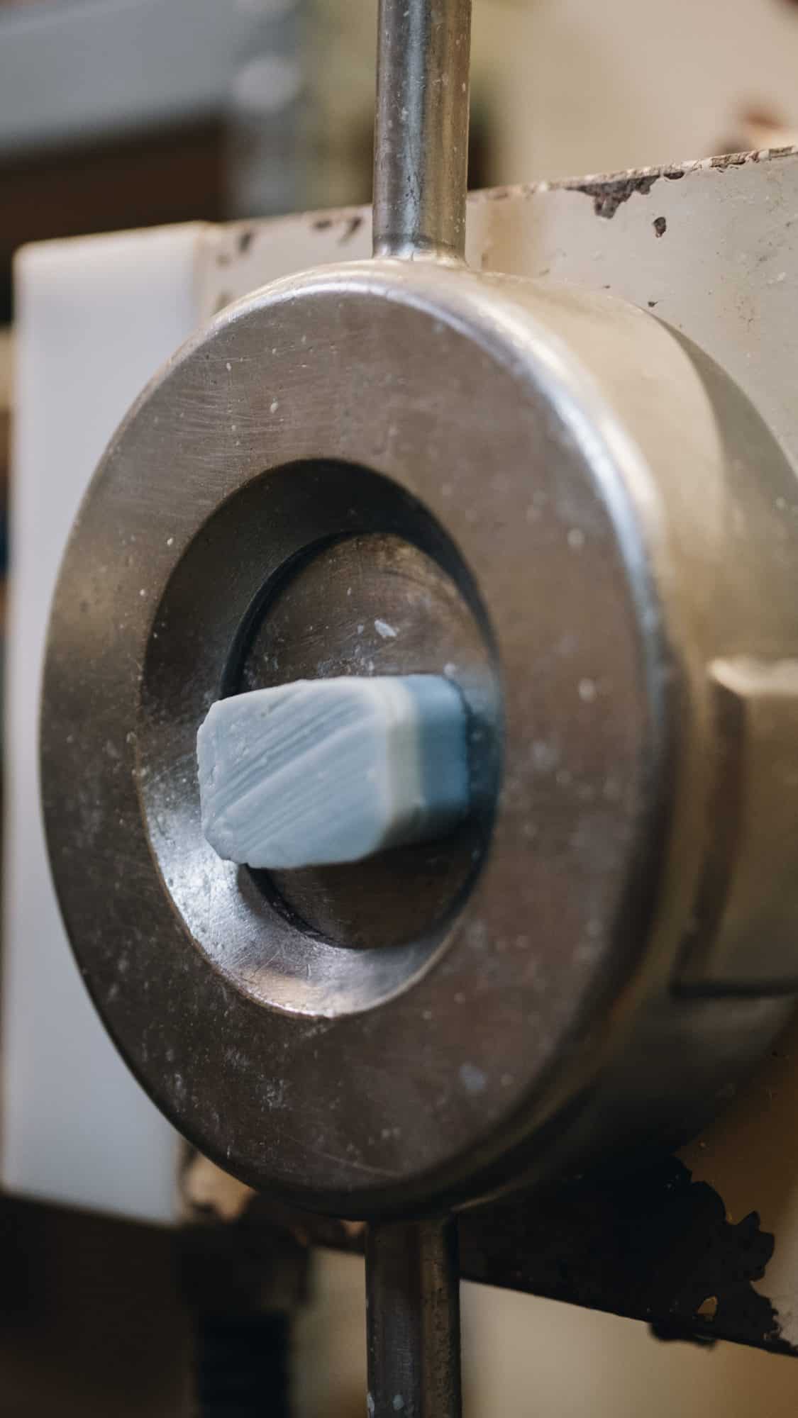 le boudin qui sort de la machine va être coupé