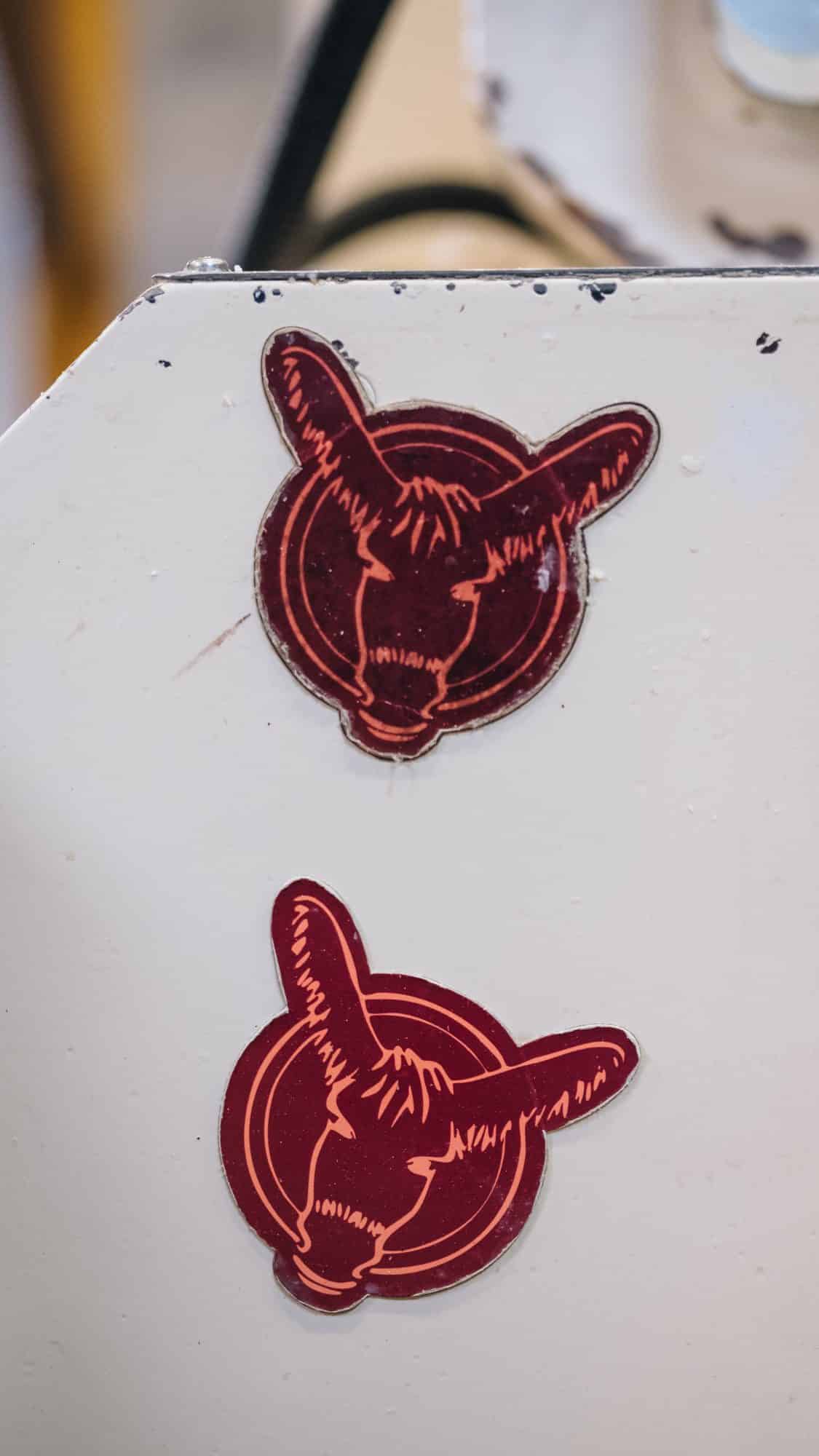 Le logo de Régis Léau : partenaire officiel de la savonnerie de loix