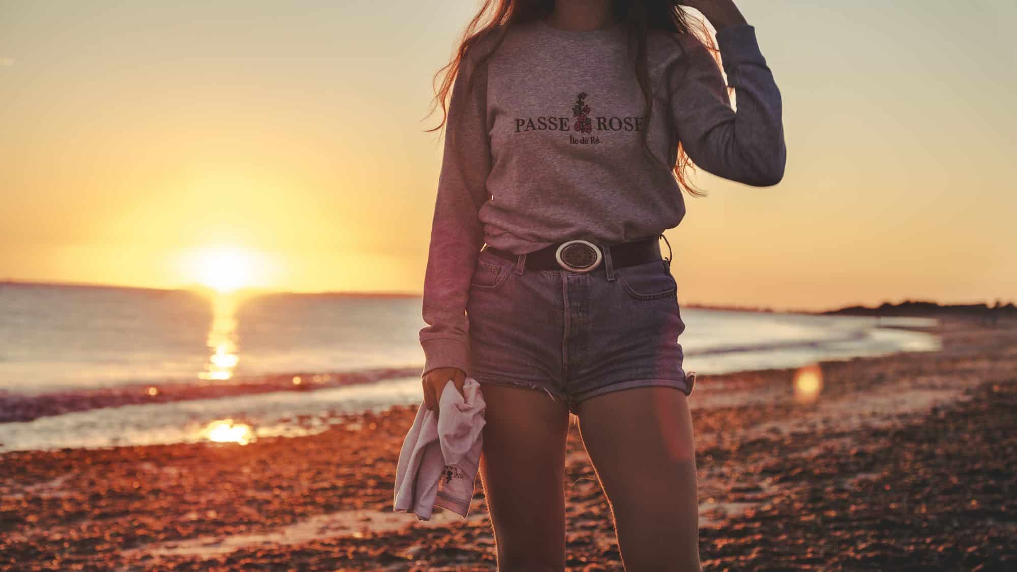 Regarder un coucher de soleil au petit sergent avec un sweat passe rose : l'activité parfait sur l'ile de ré