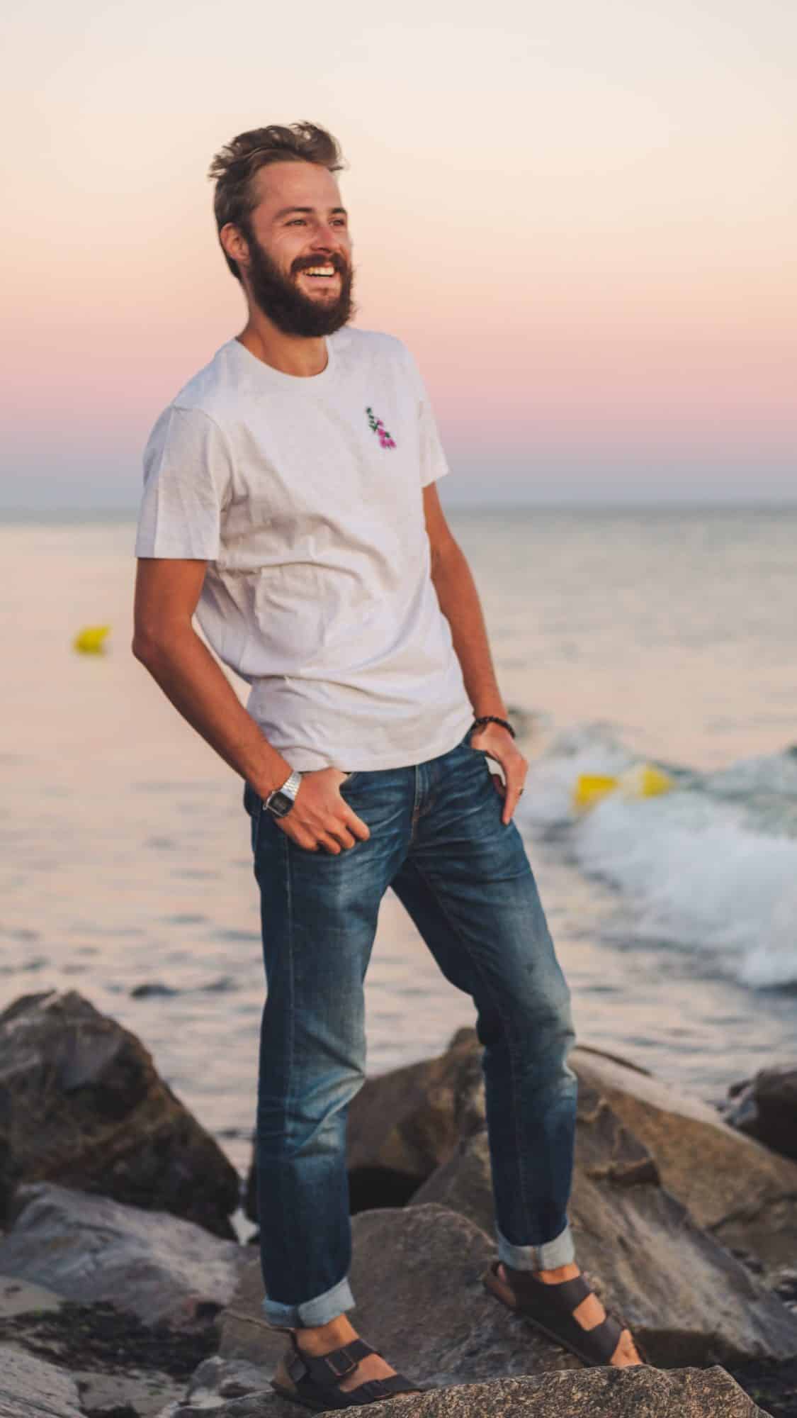 Le ciel est de la même couleur de les rose trémières sur les tshirt passe rose