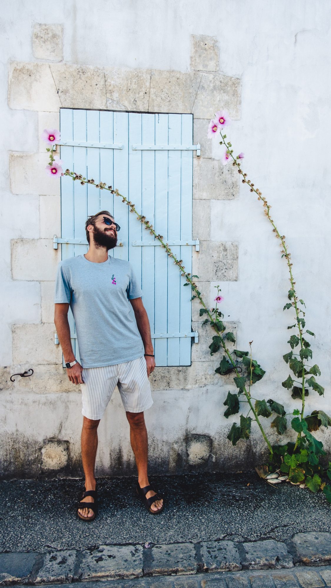 Mimi envouté par la rose !