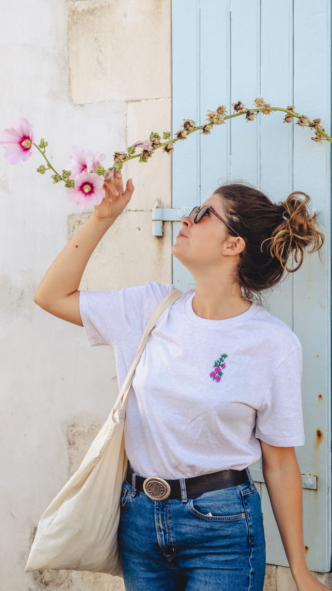 Prendre les graines des fleurs mortes pour les replanter : activité de retour de vacances de l'ile de ré