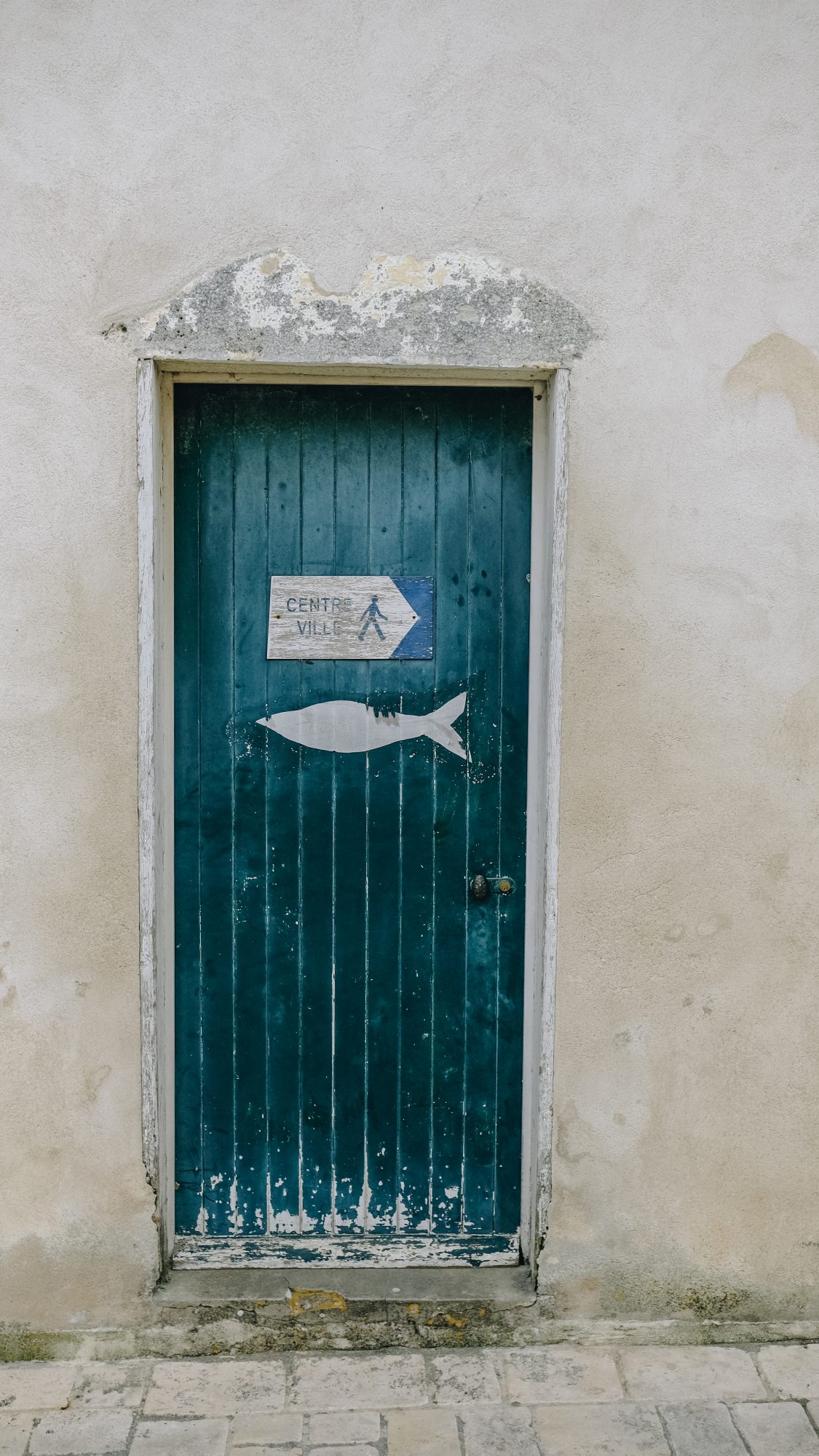 Porte d'entrée ou panneau dans le village d'Ars en ré