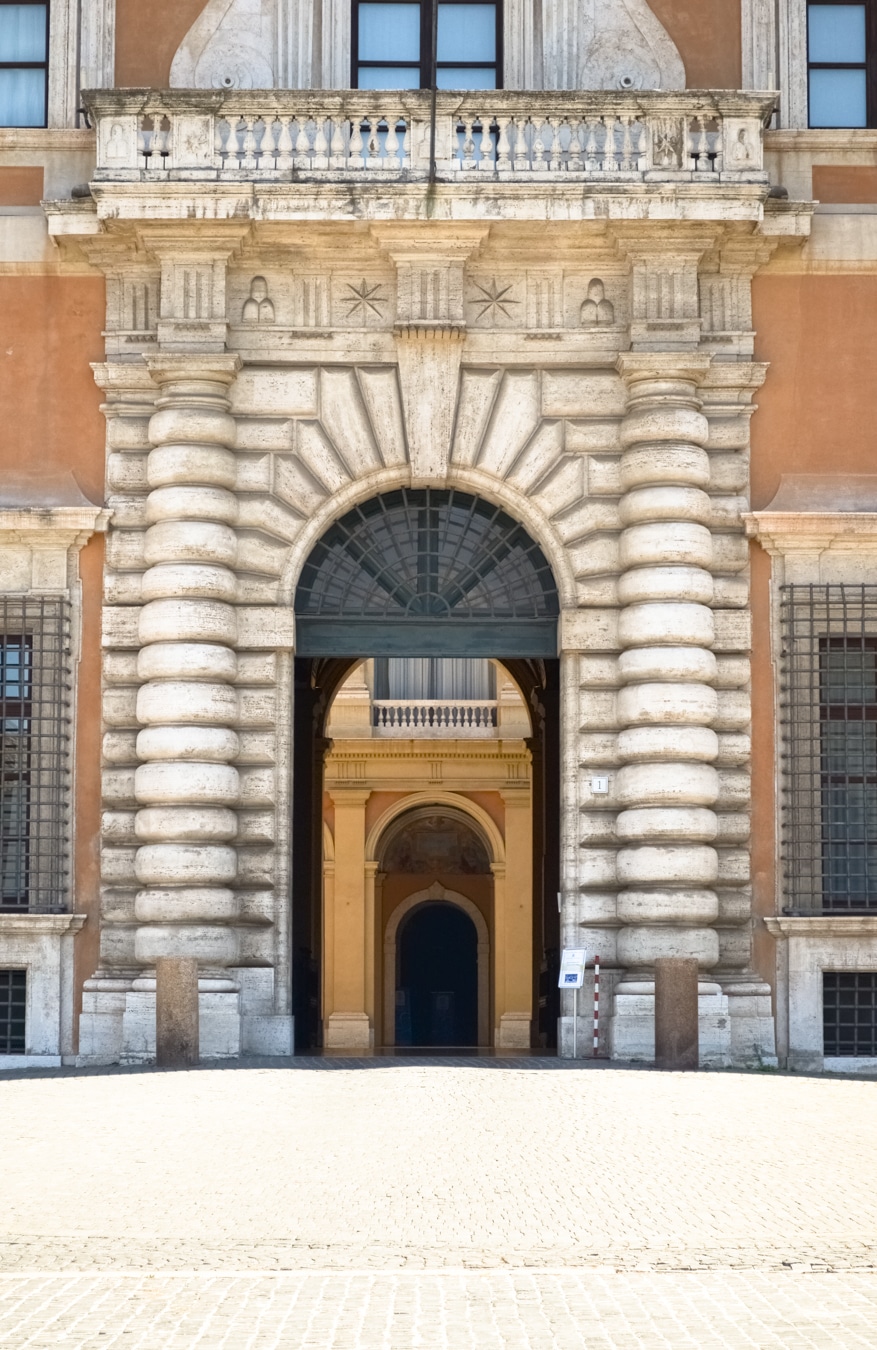 L'une des portes aux alentours de la basilique Saint Jean de Latran