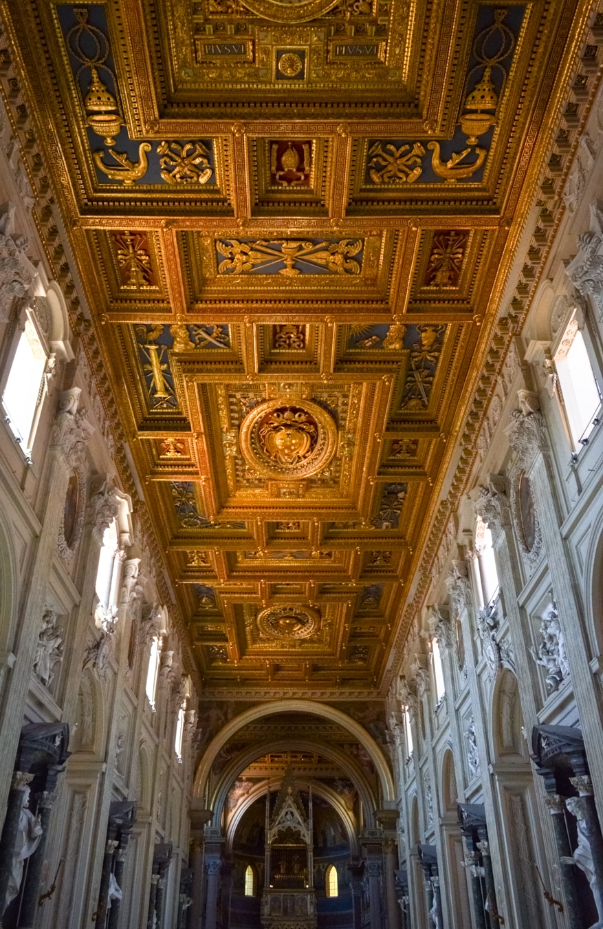 les détails des plafonds de la basilique St Jean de Latran sont incroyable : un incontournable de vos 3 jours à Rome