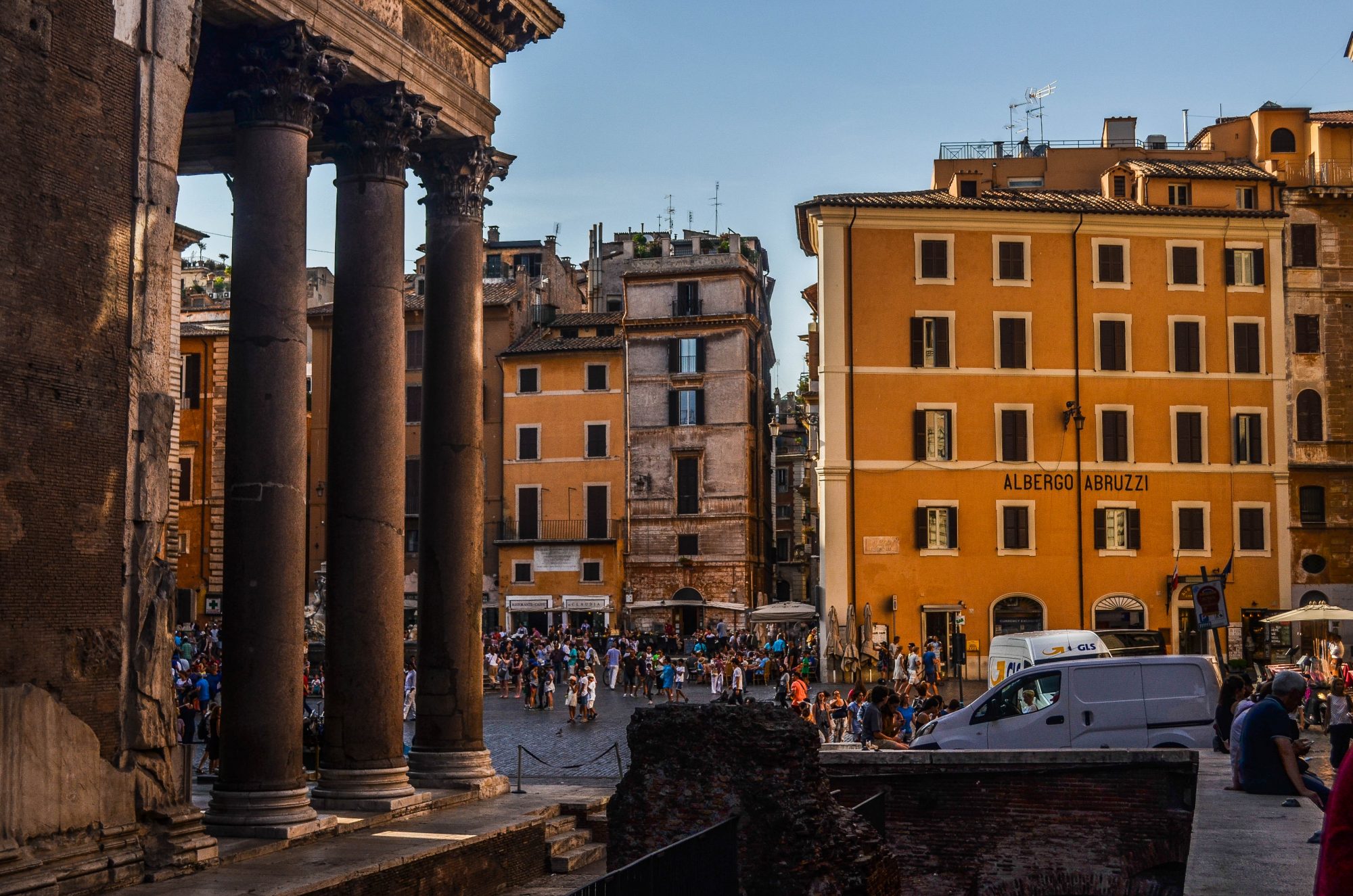 Un contraste saisissant entre l'antique pantheon et la ville
