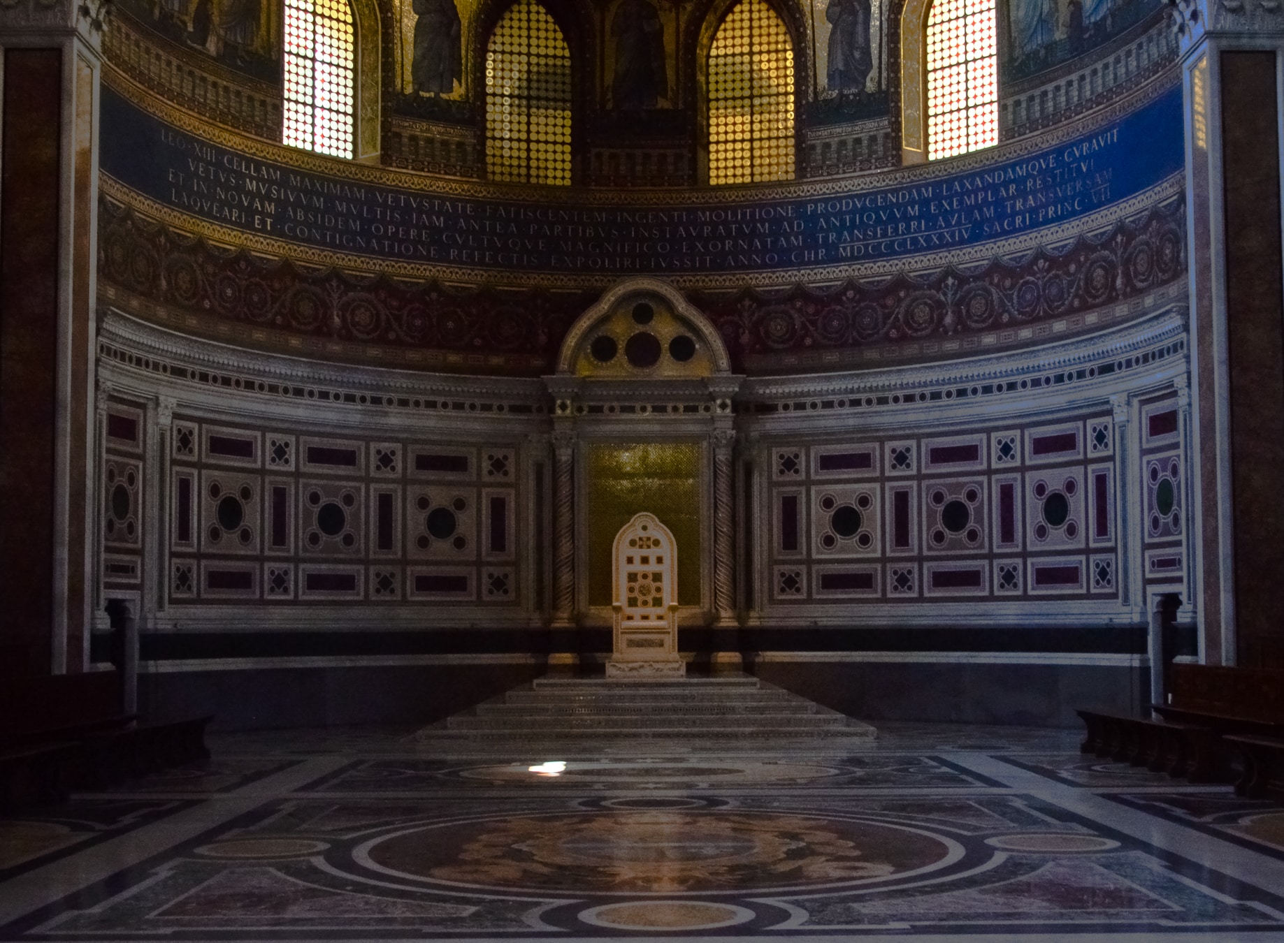 Parfois, on doit se sentir seul sur cette chaise de la basilique du Latran