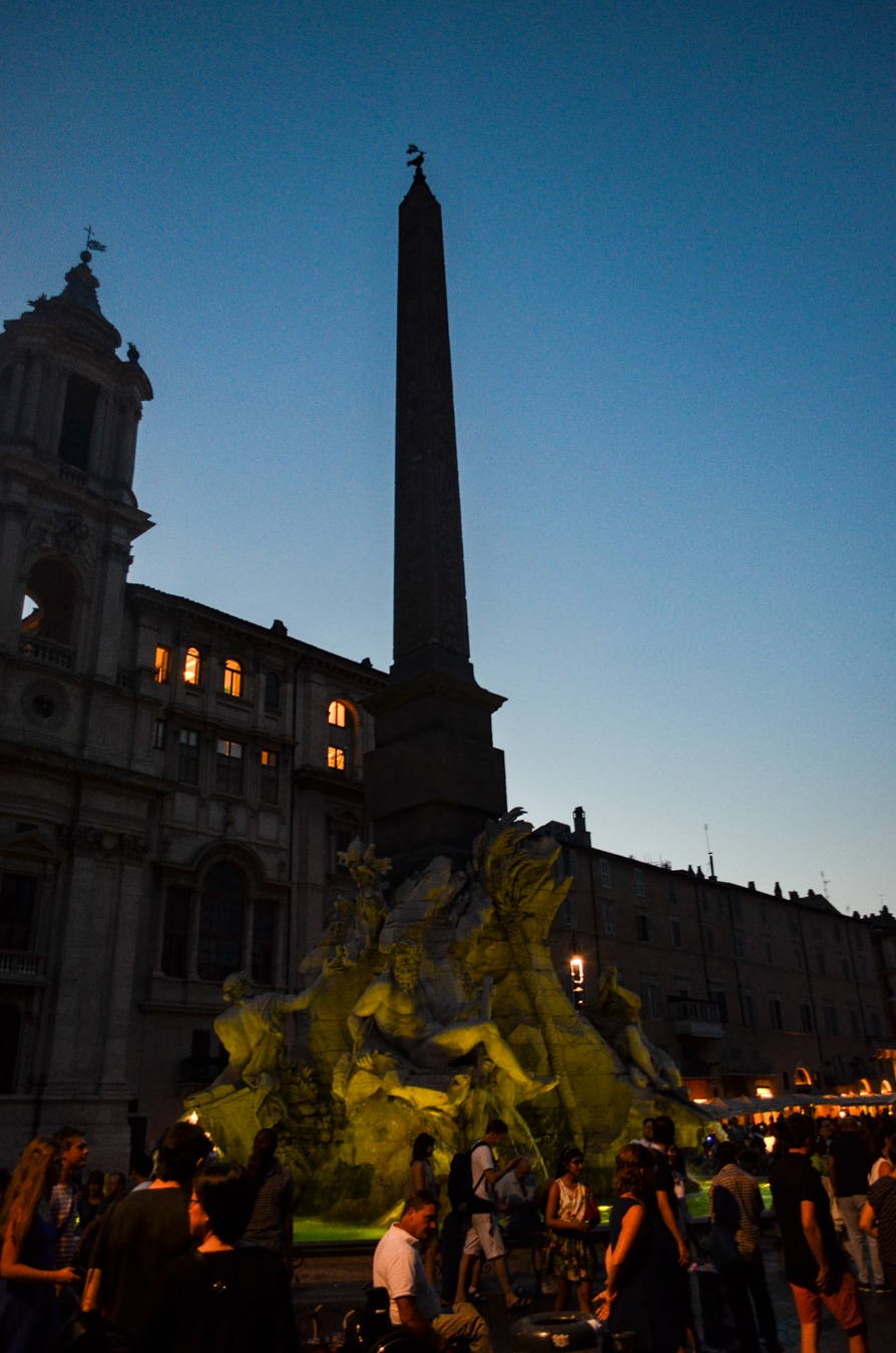 Place Navone et fontaines des 4 fleuves de nuit