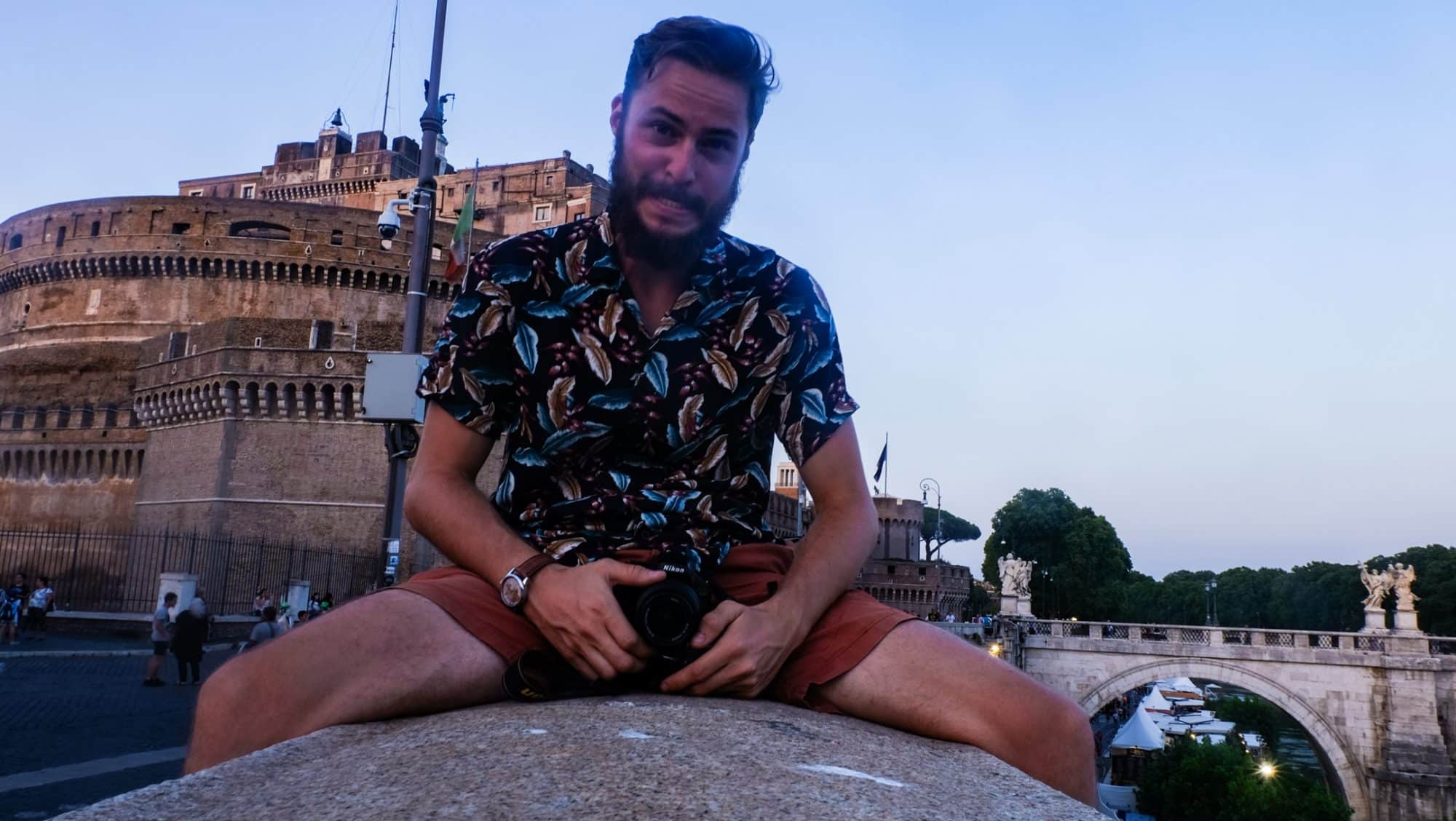 Un mimi devant le Castello Michelangelo